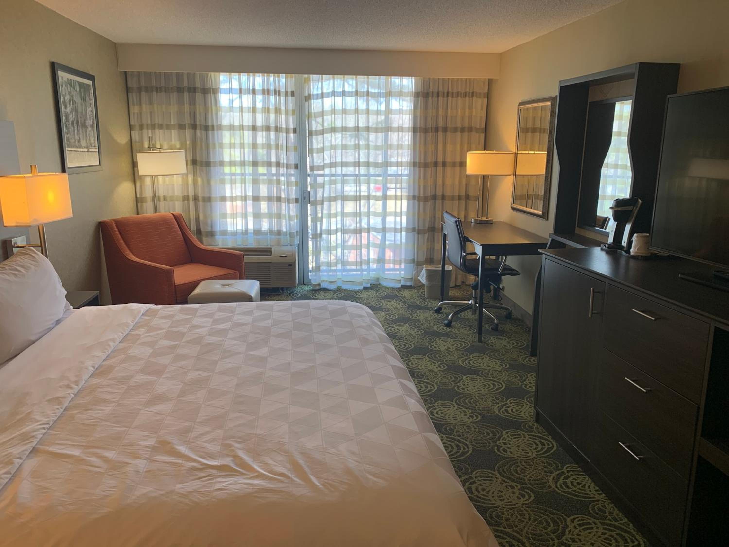 Standard King Room - Photo 17