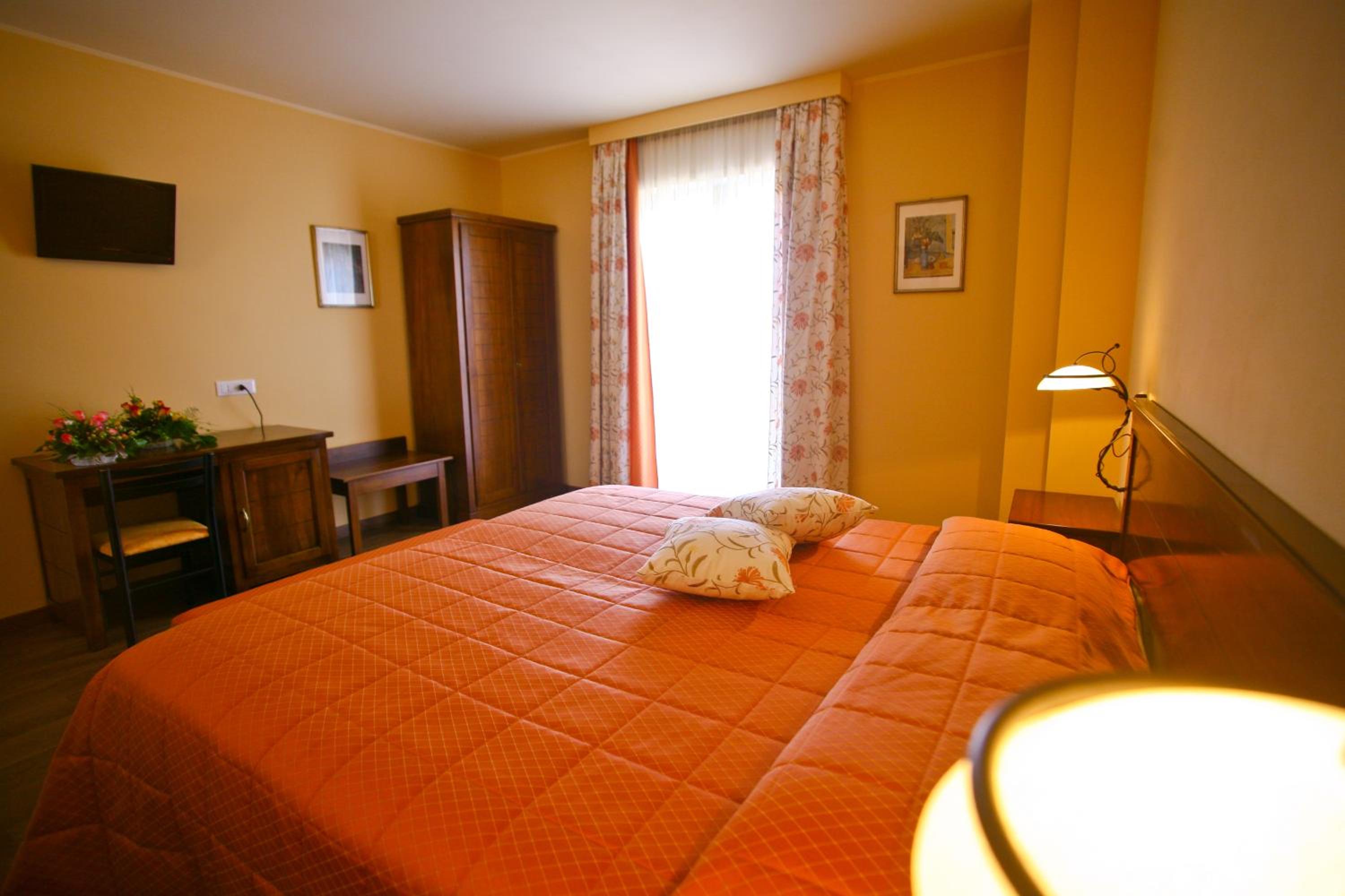 Double or Twin Room with Mountain View - Photo 2