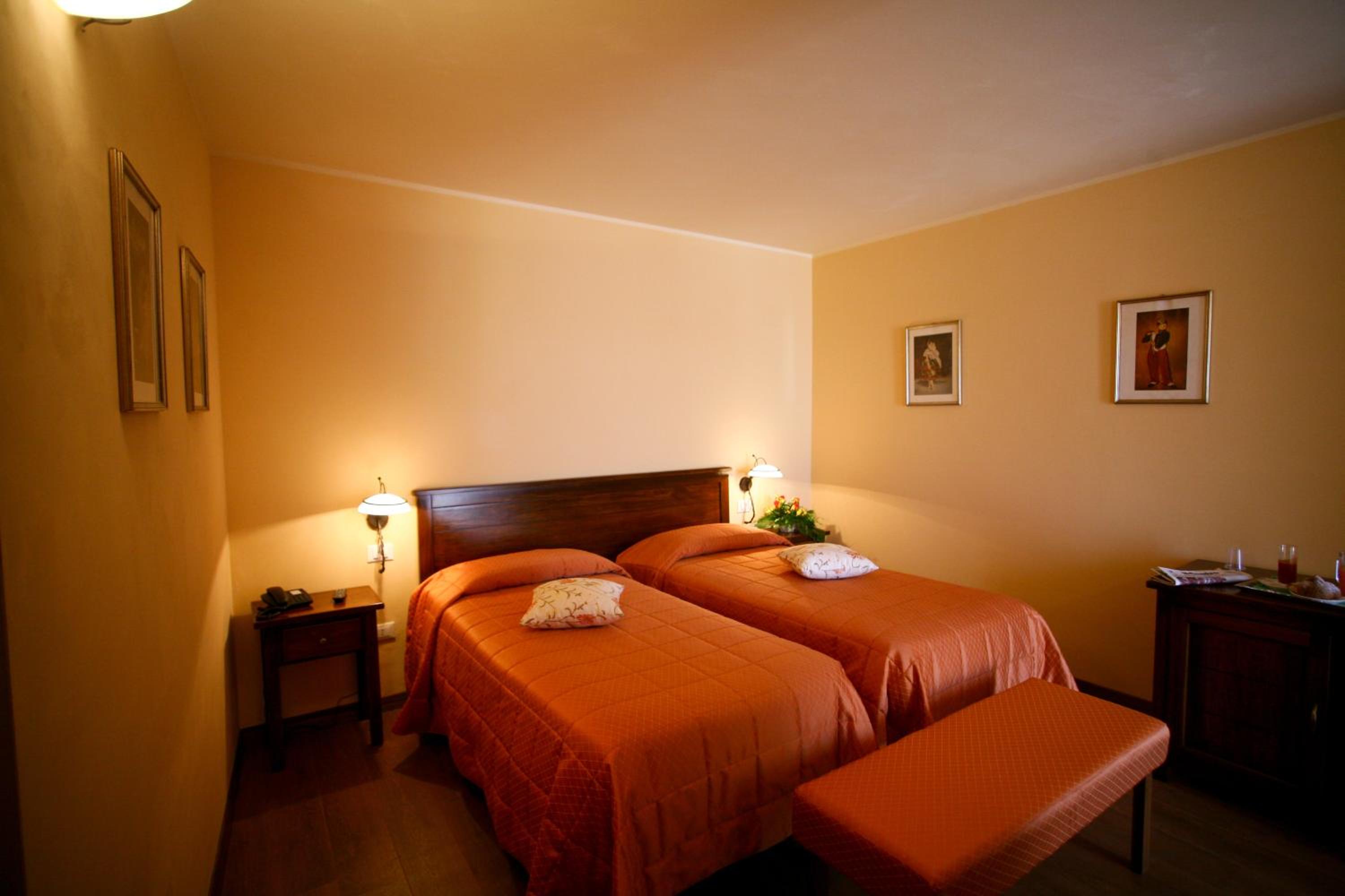 Double or Twin Room with Mountain View - Photo 4