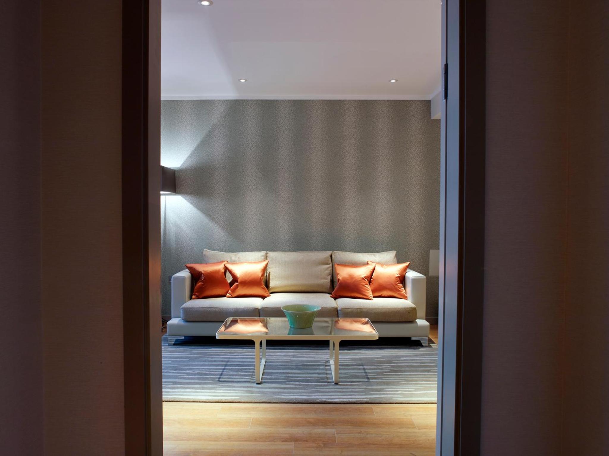 Luxury One-Bedroom Apartment with Riverview