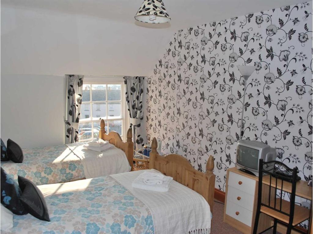 Twin Room with Private Bathroom - Photo 1