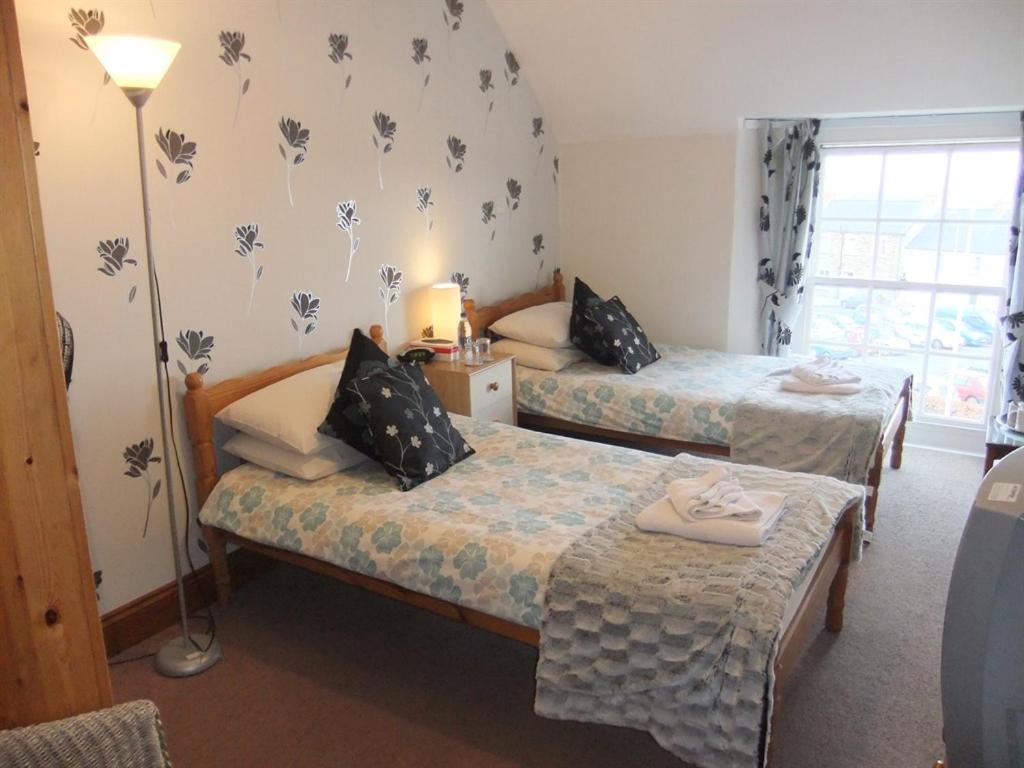 Twin Room with Private Bathroom - Photo 2