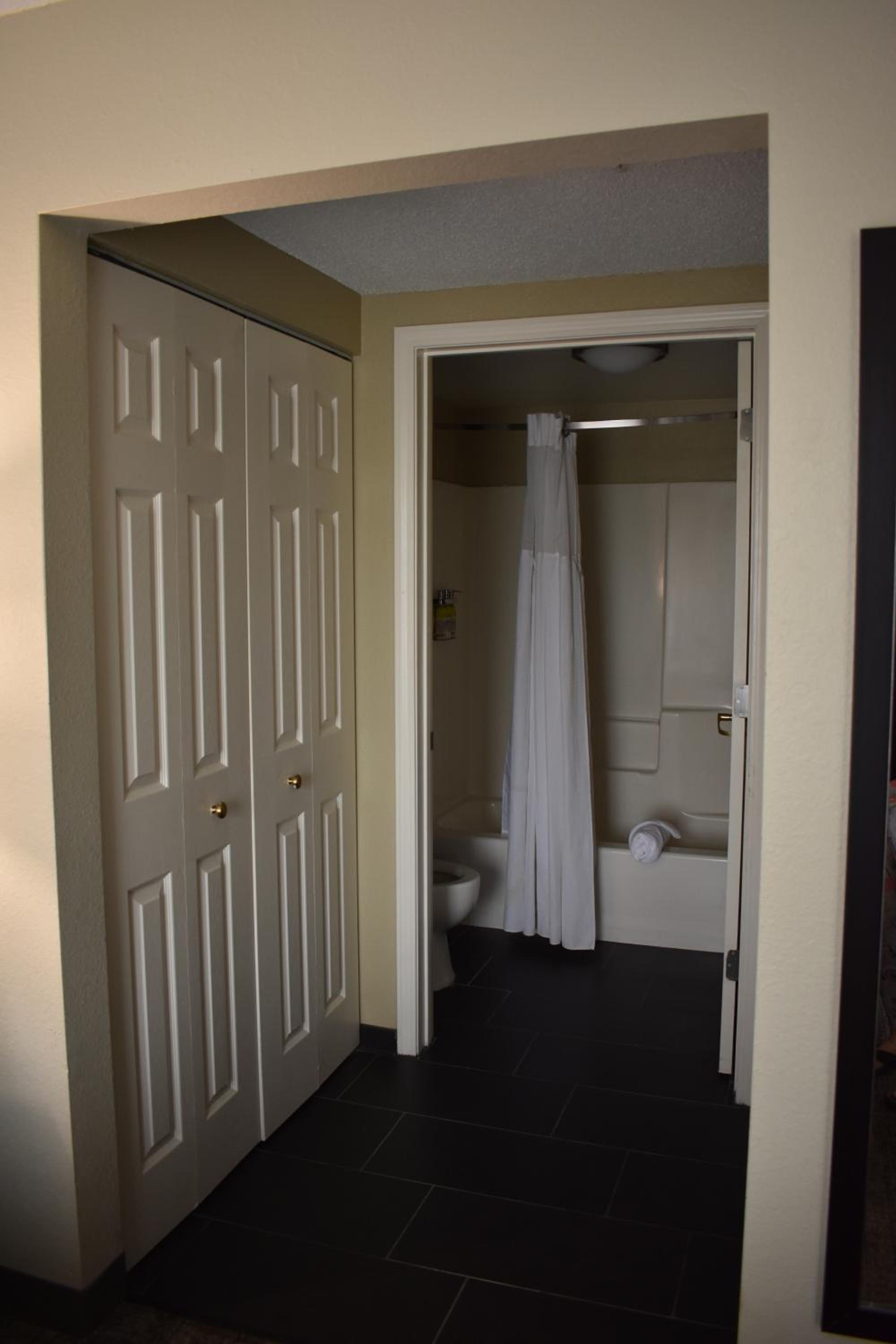 Studio Queen Suite - Photo 3