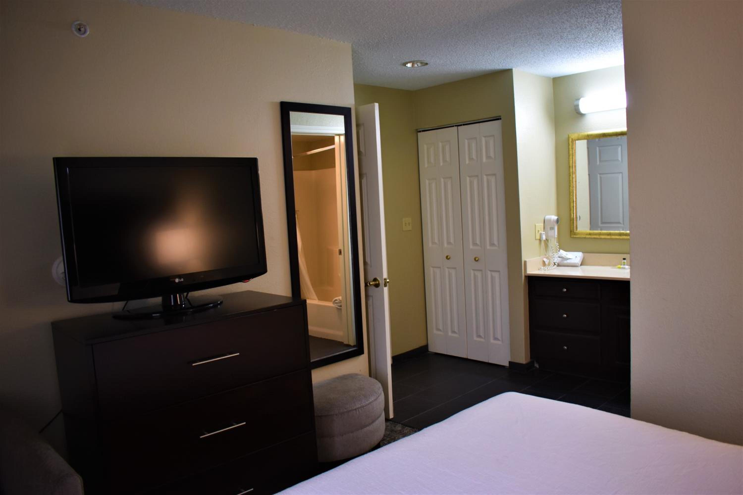 Two-Bedroom Family Suite - Photo 3
