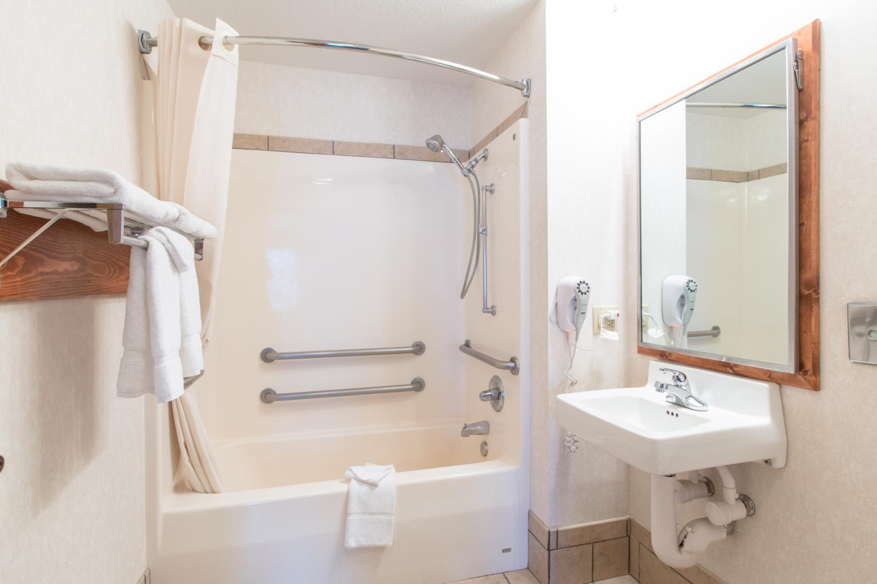 King Room with Accessible Tub - Accessible/Non-Smoking - Photo 4