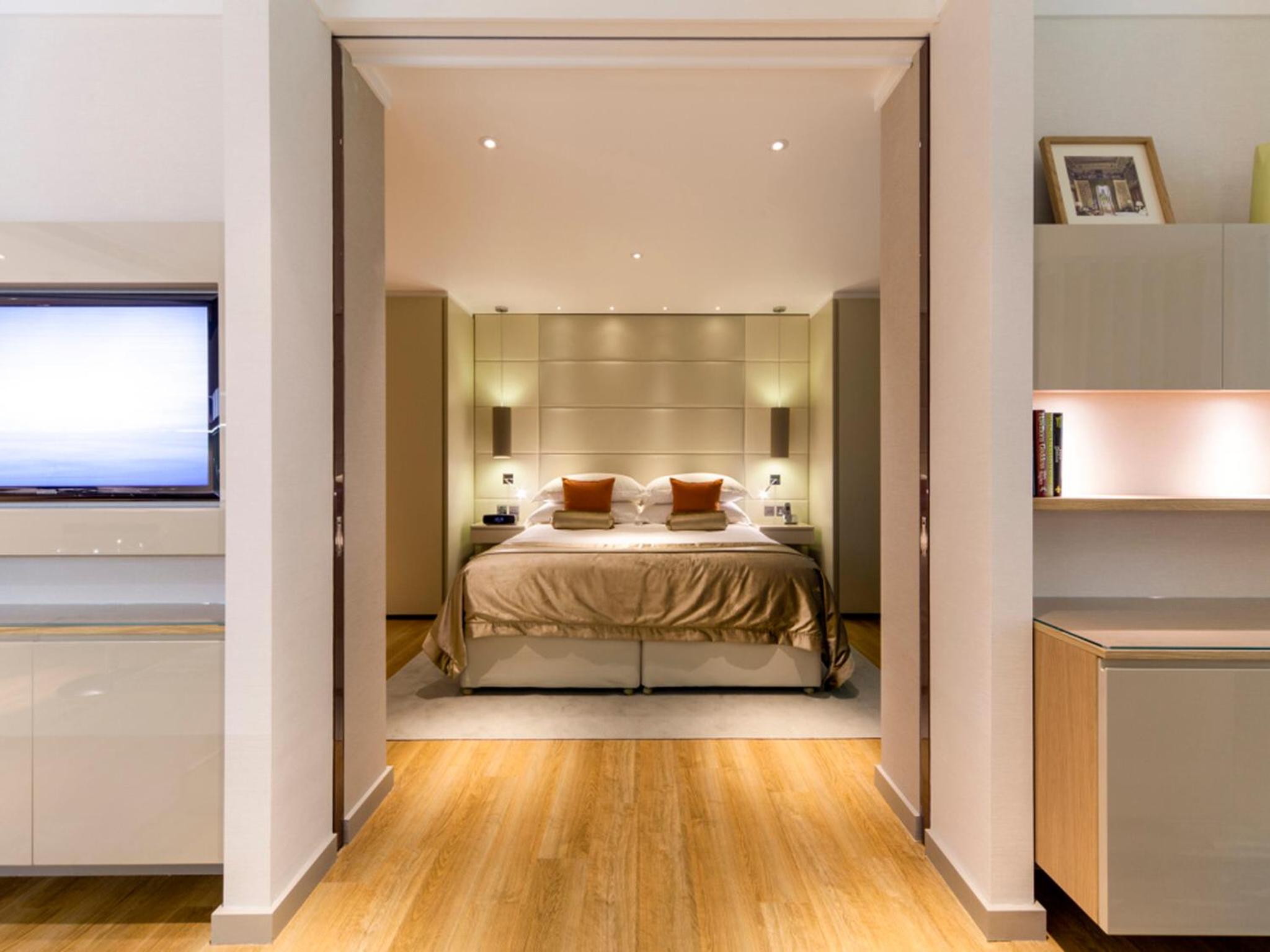 Luxury One-bedroom Apartment with Tower View
