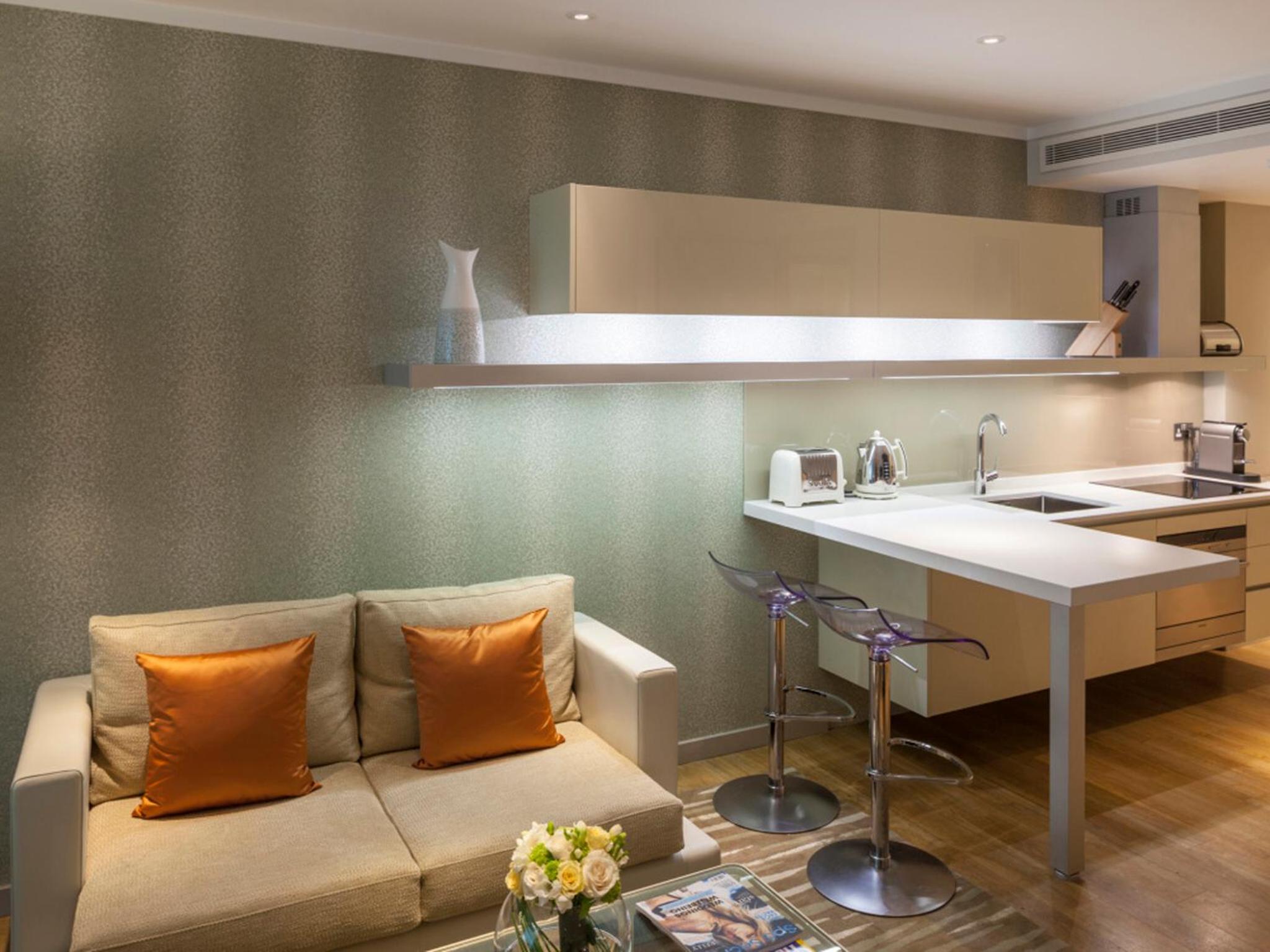 Luxury One-bedroom Apartment with Tower View