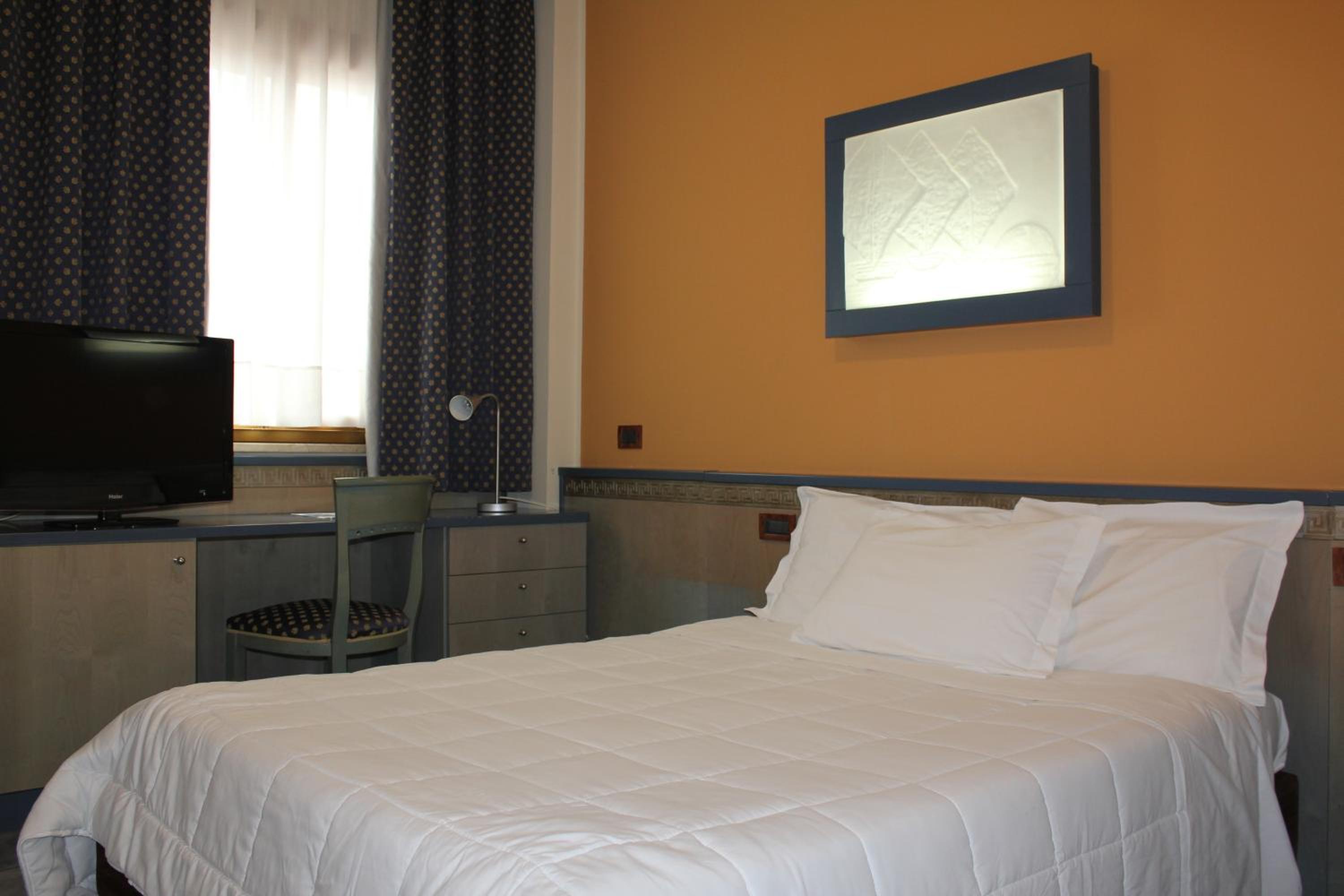 Standard Double Room - Photo 3