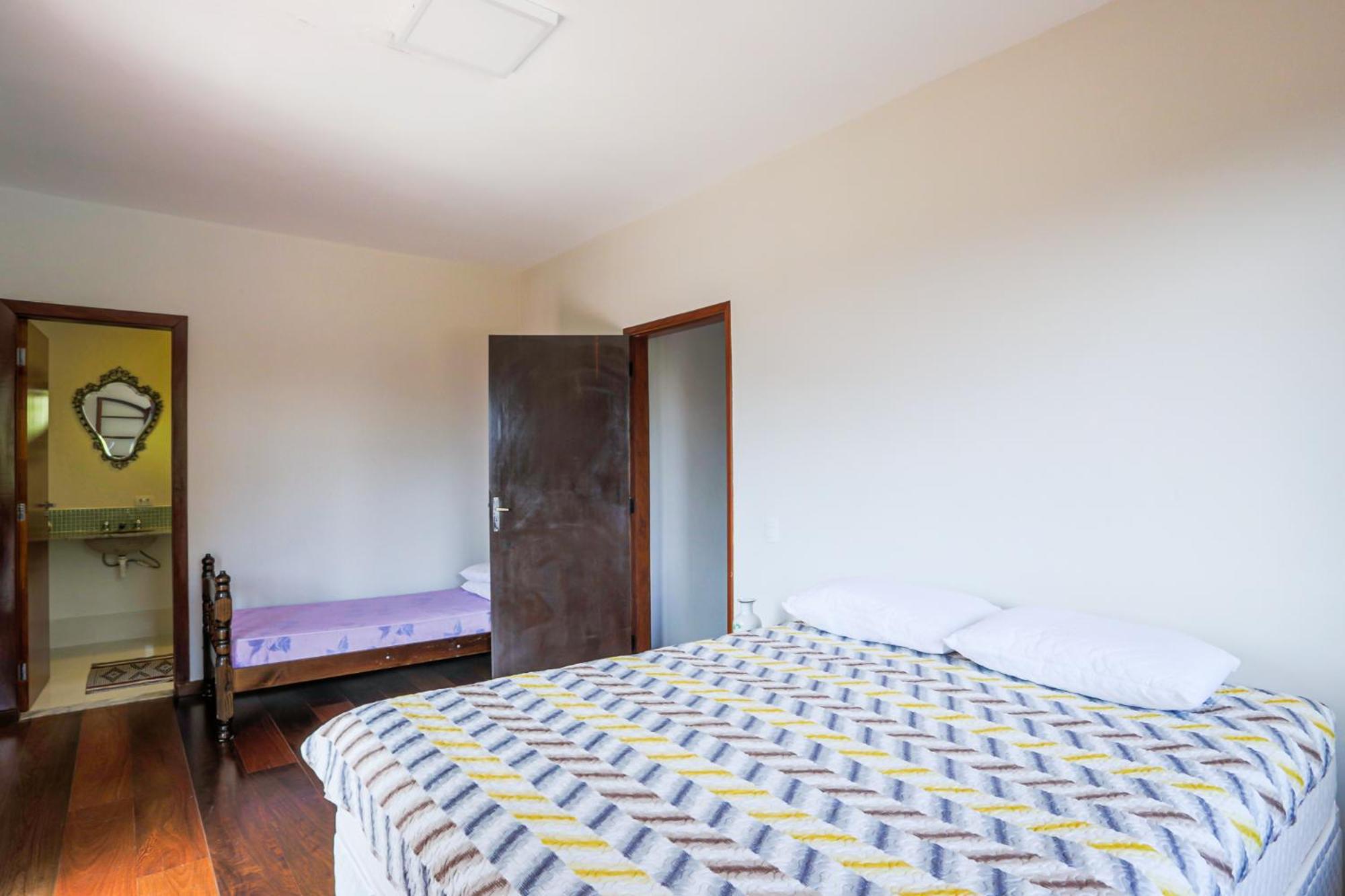 Five-Bedroom House photo 1