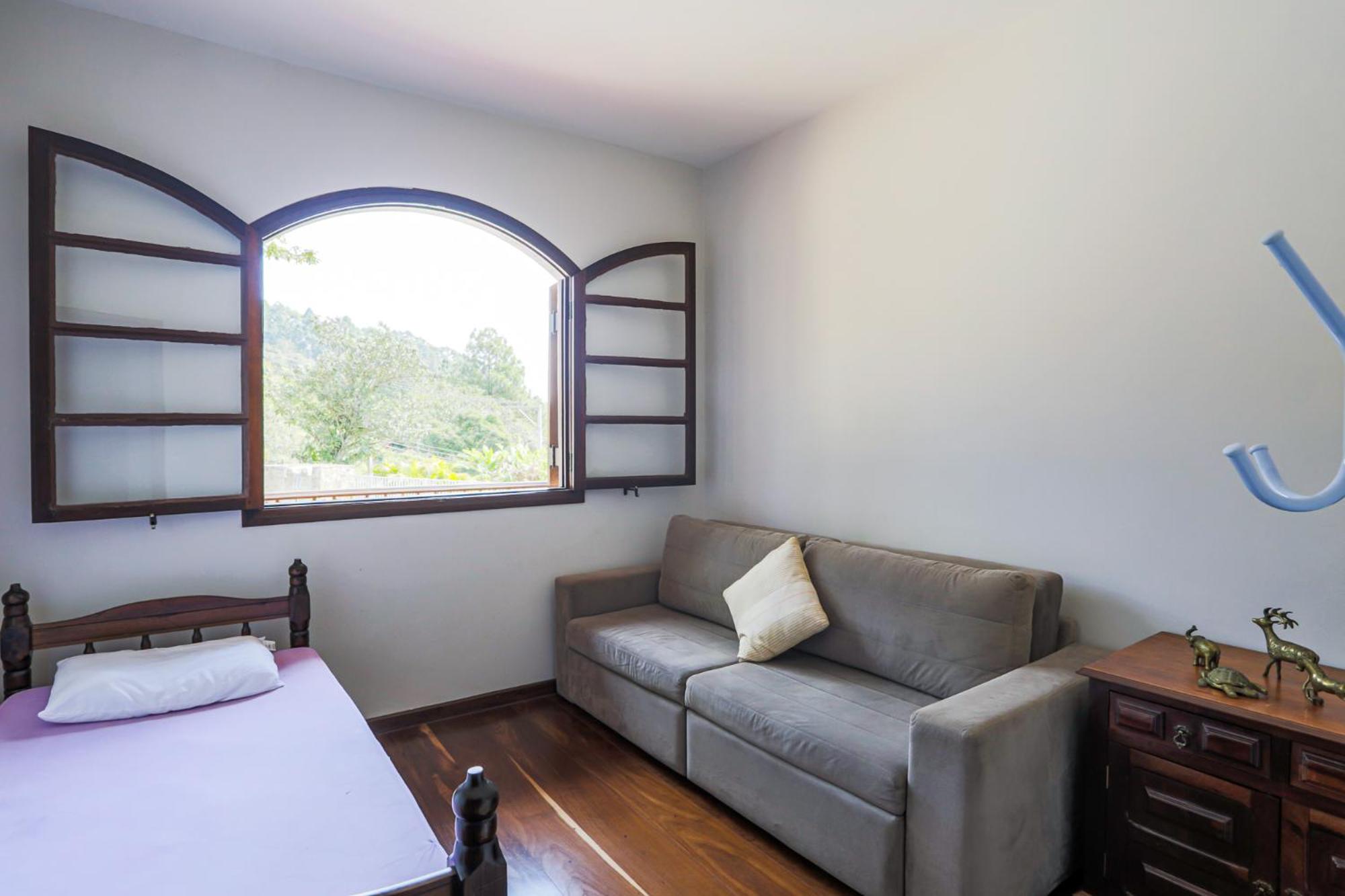 Five-Bedroom House photo 2