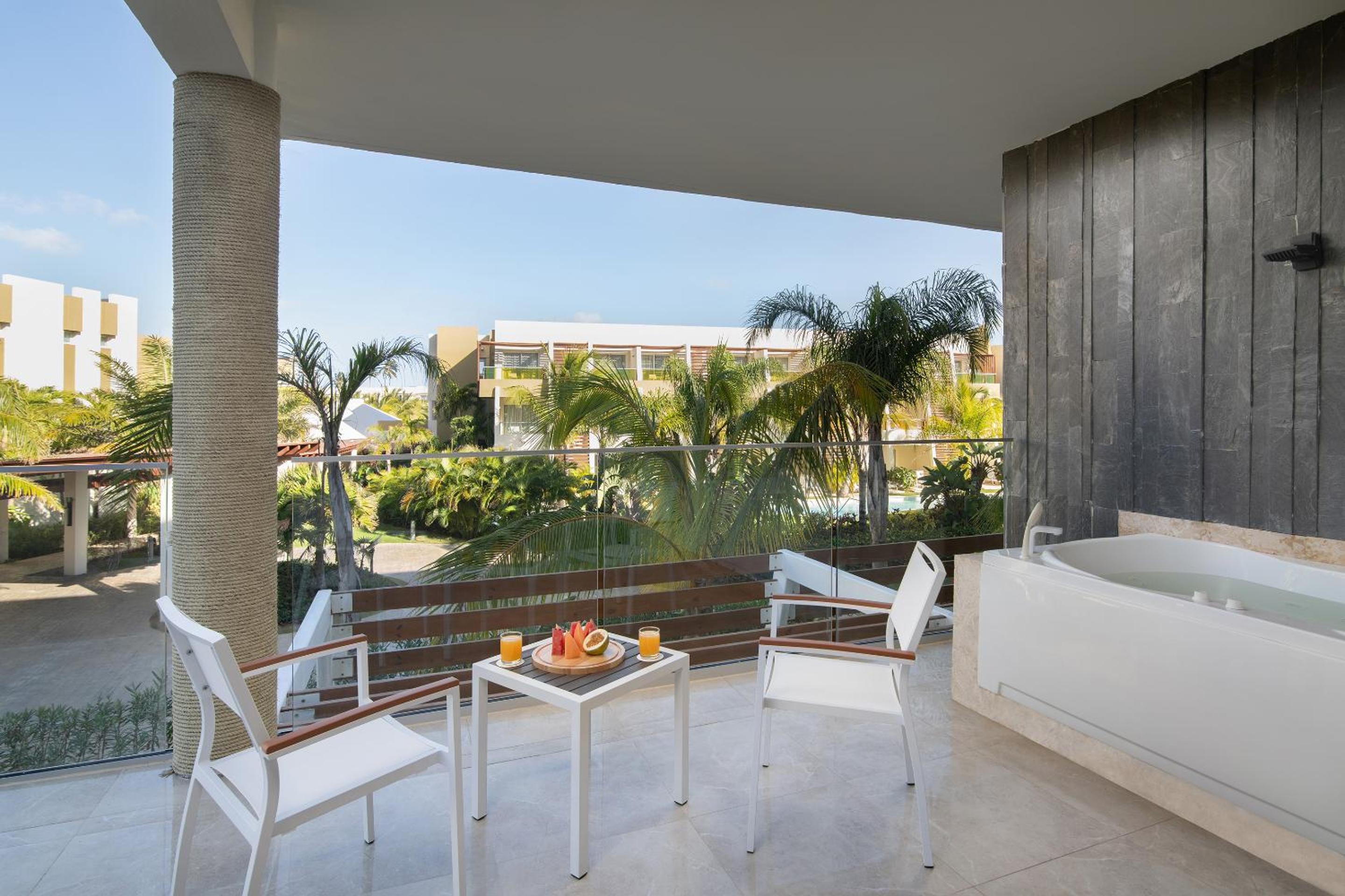 Premium Jr. Suite Tropical View 2C