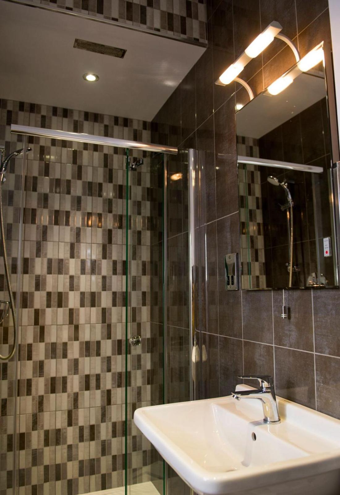 Double Room with Private Bathroom - Photo 4