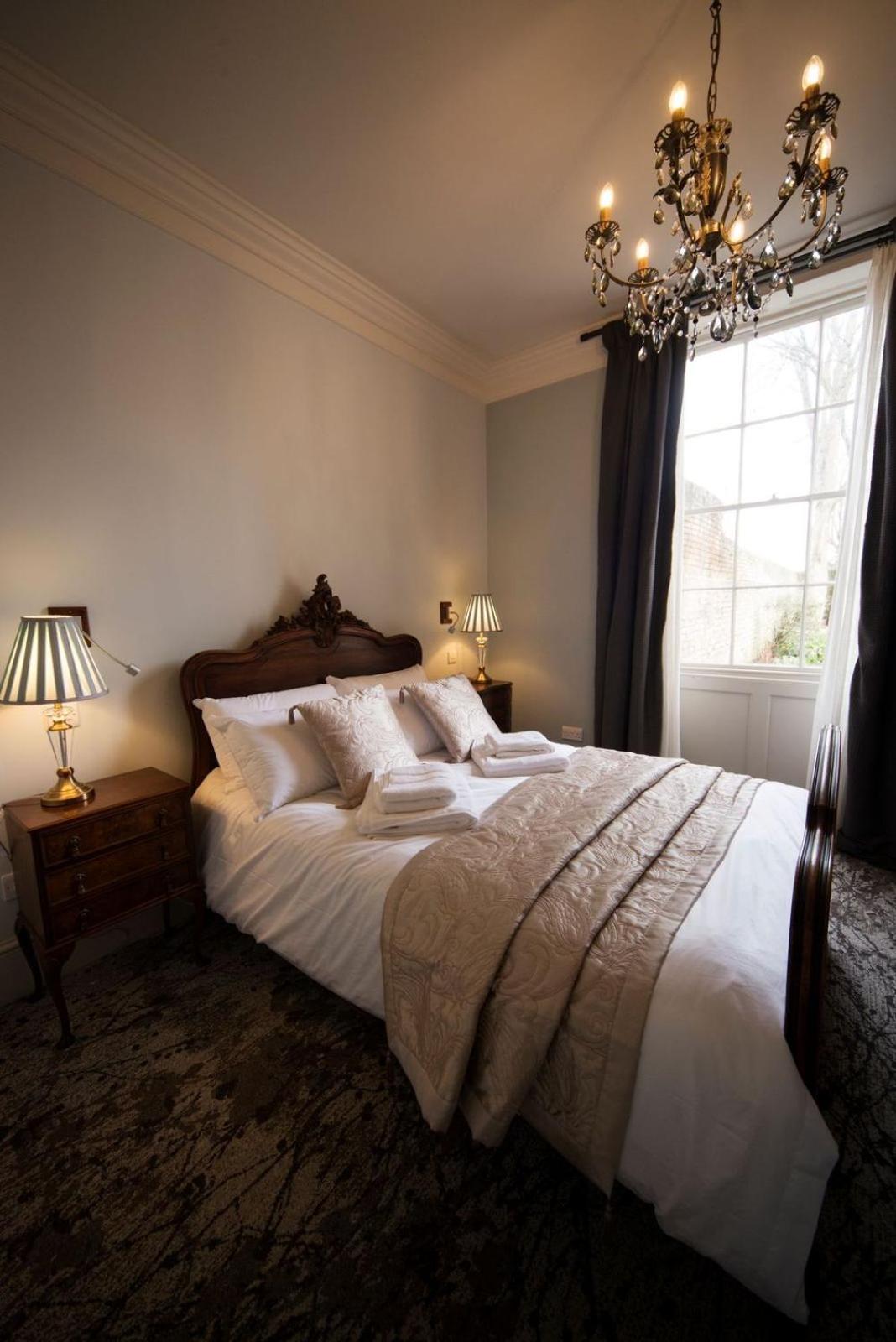 Double Room with Private Bathroom - Photo 2