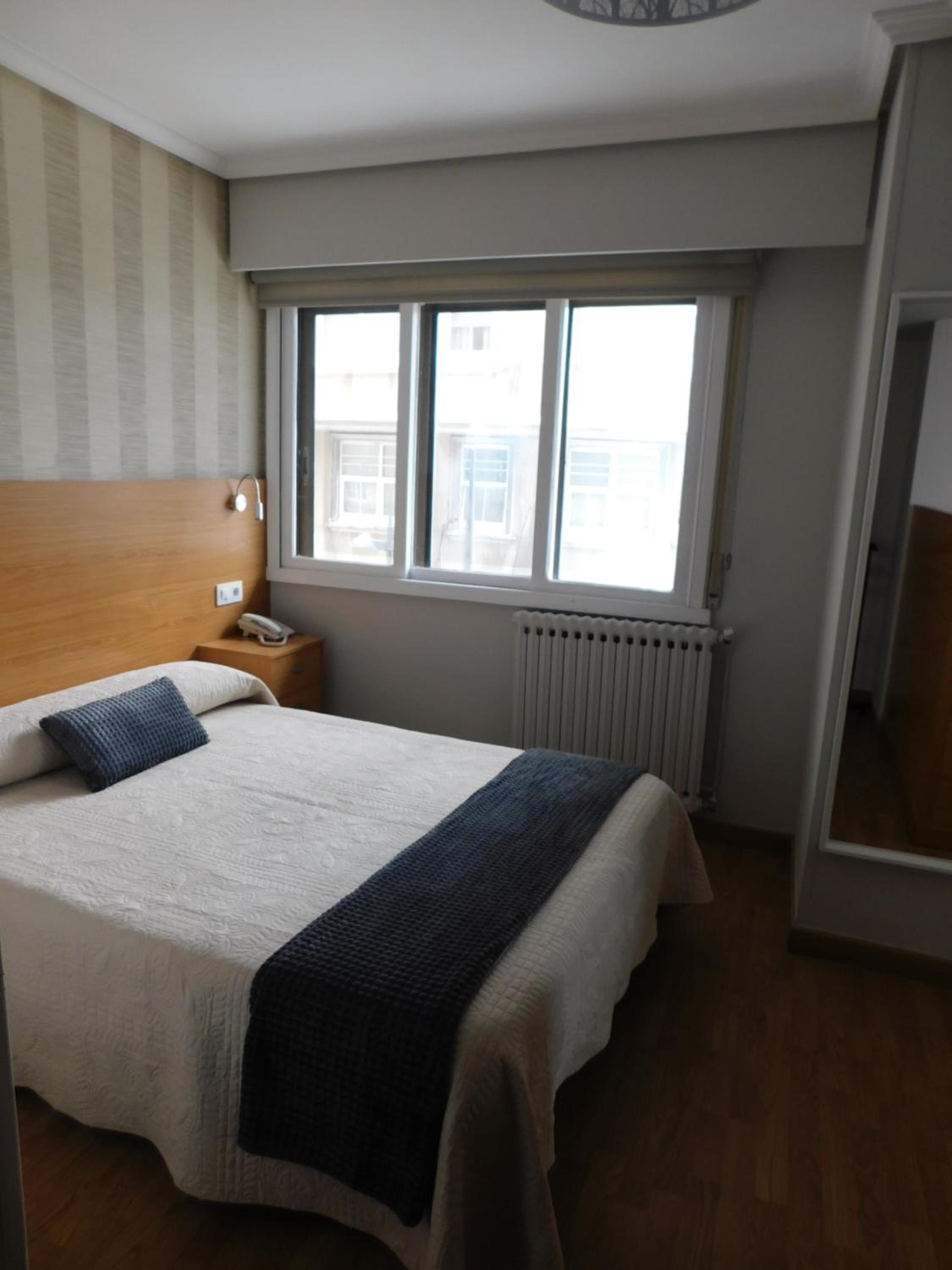 Deluxe Double Room (2 Adults + 1 Child) - Photo 1