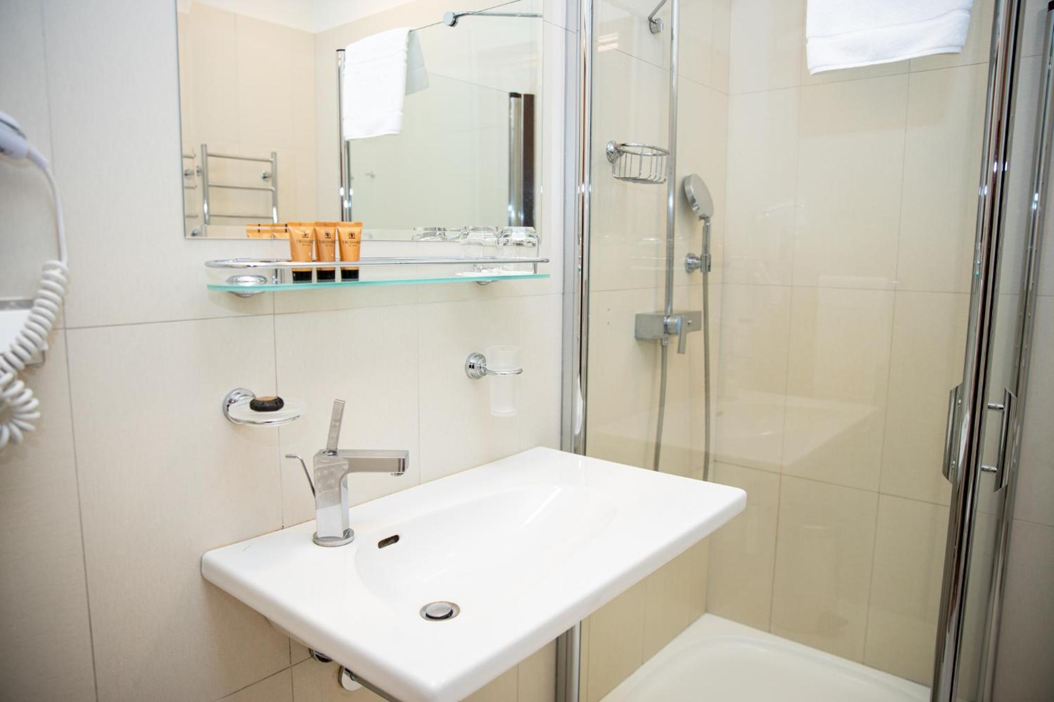 Twin Room with Spa Access - Photo 4
