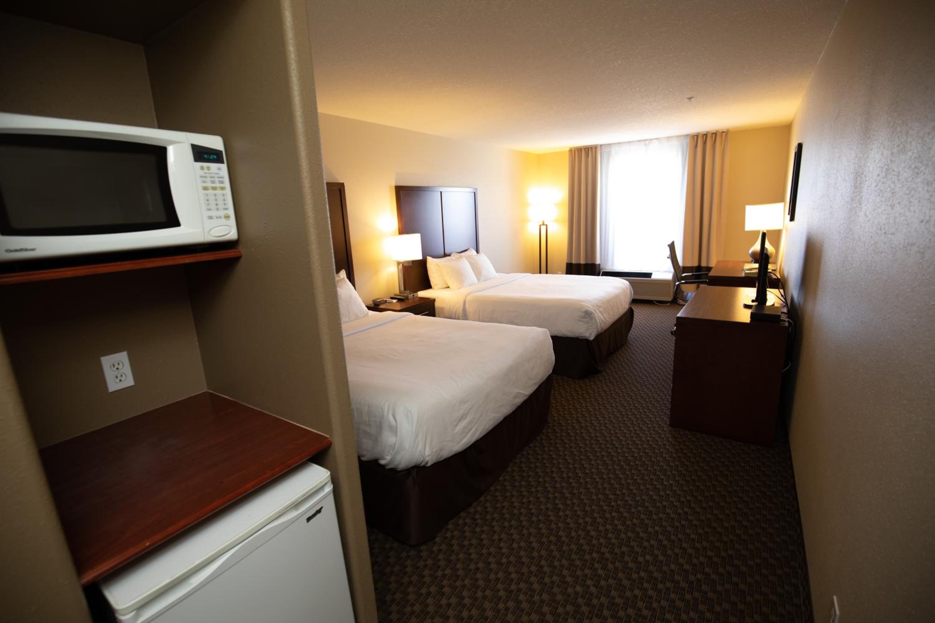 Queen Room with Two Queen Beds - Non-Smoking - Photo 2