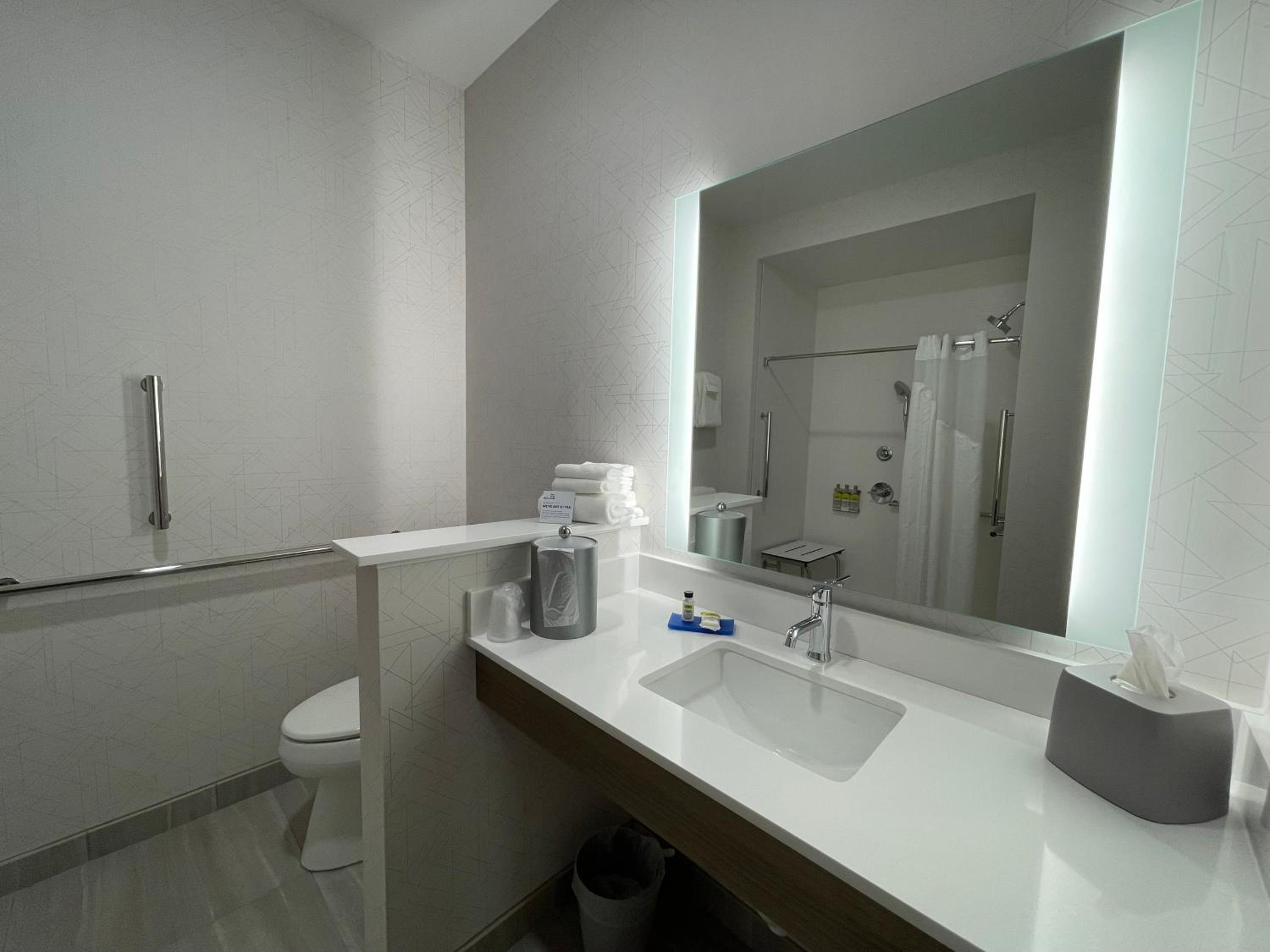 King Room - Mobility Access/Roll in Shower - Non-Smoking - Photo 4