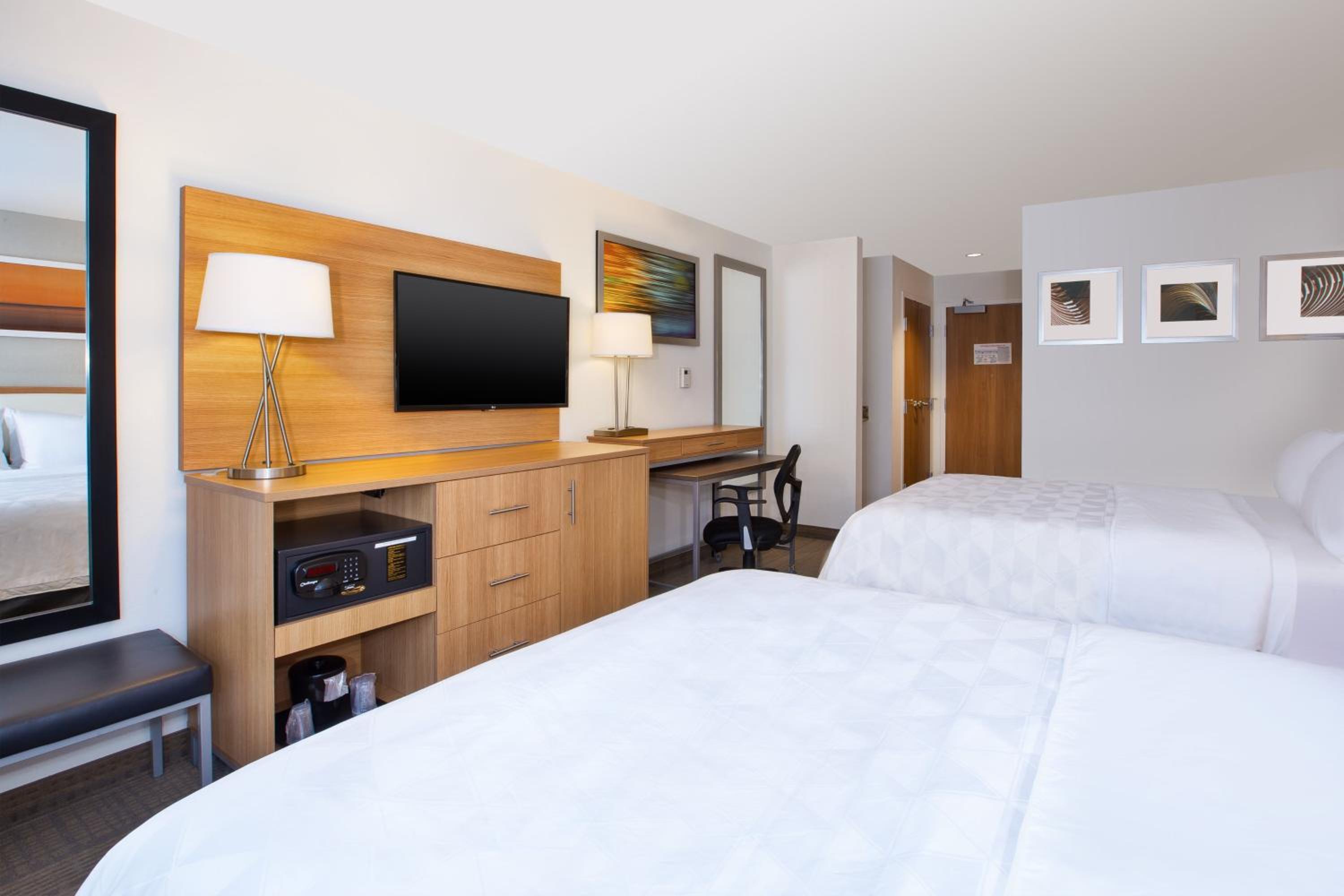 Queen Room with Two Queen Beds - Hearing Accessible/Non-Smoking photo 3
