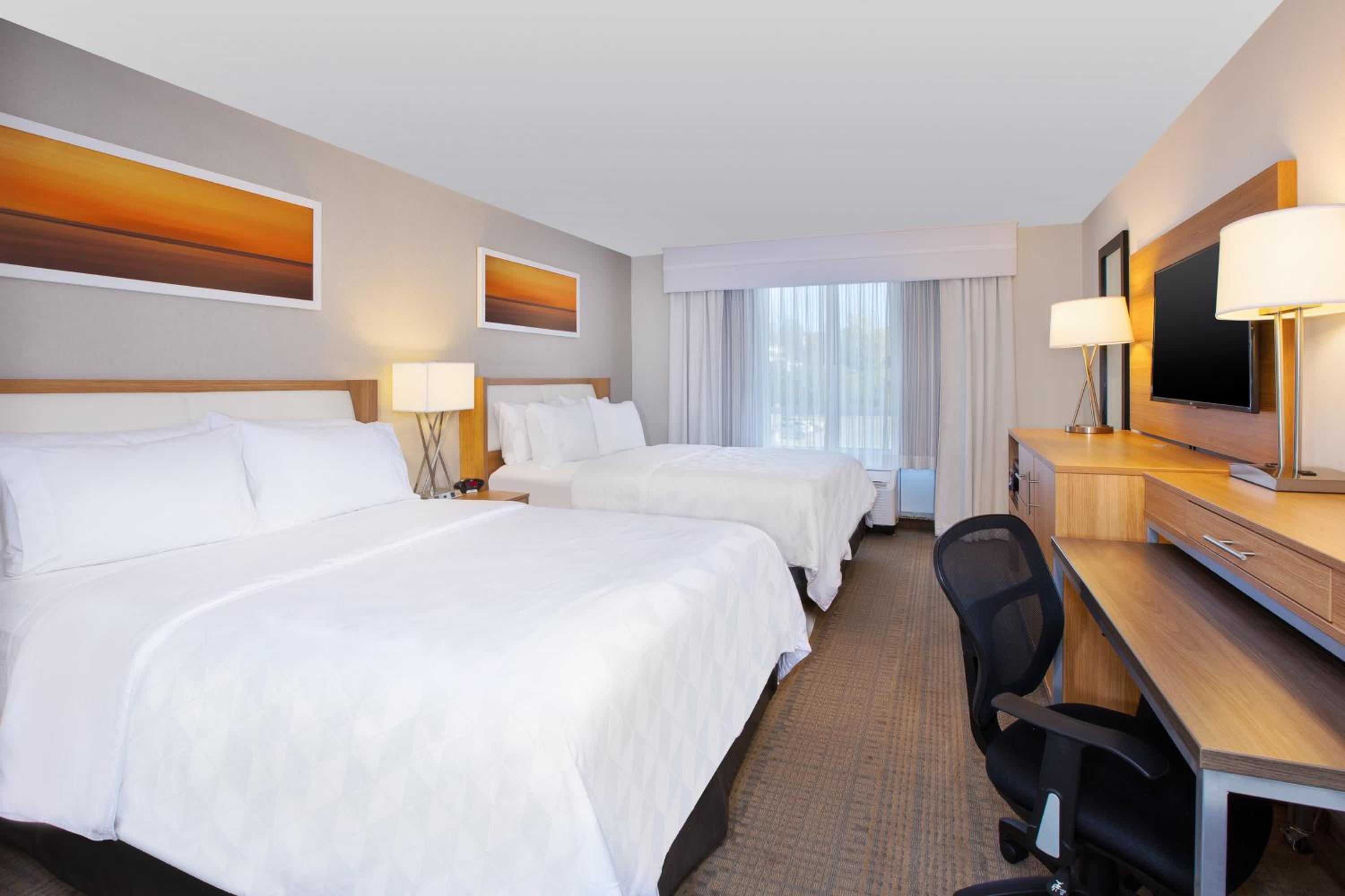 Queen Room with Two Queen Beds - Hearing Accessible/Non-Smoking photo 2