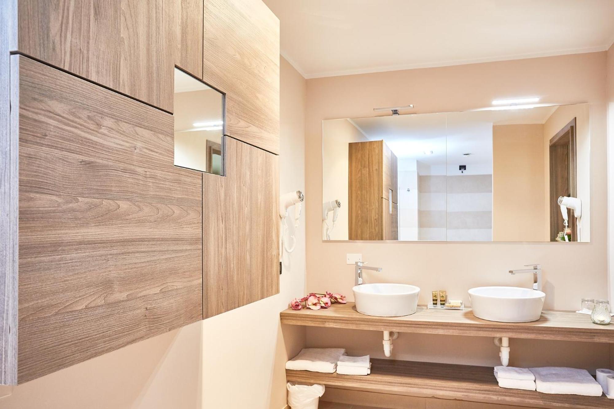 Double Room with Spa Bath photo 2