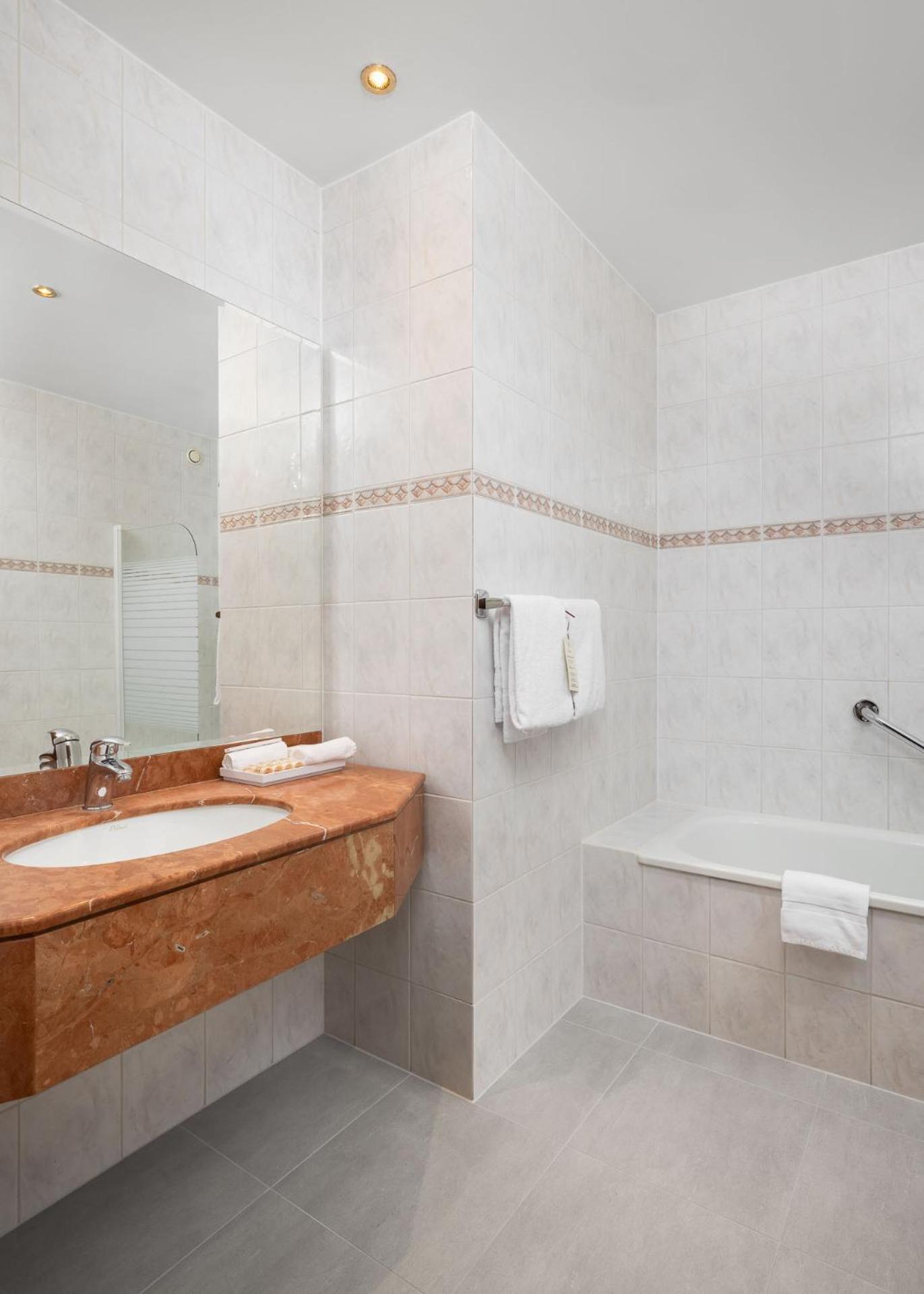 Deluxe Double Room with Balcony photo 2