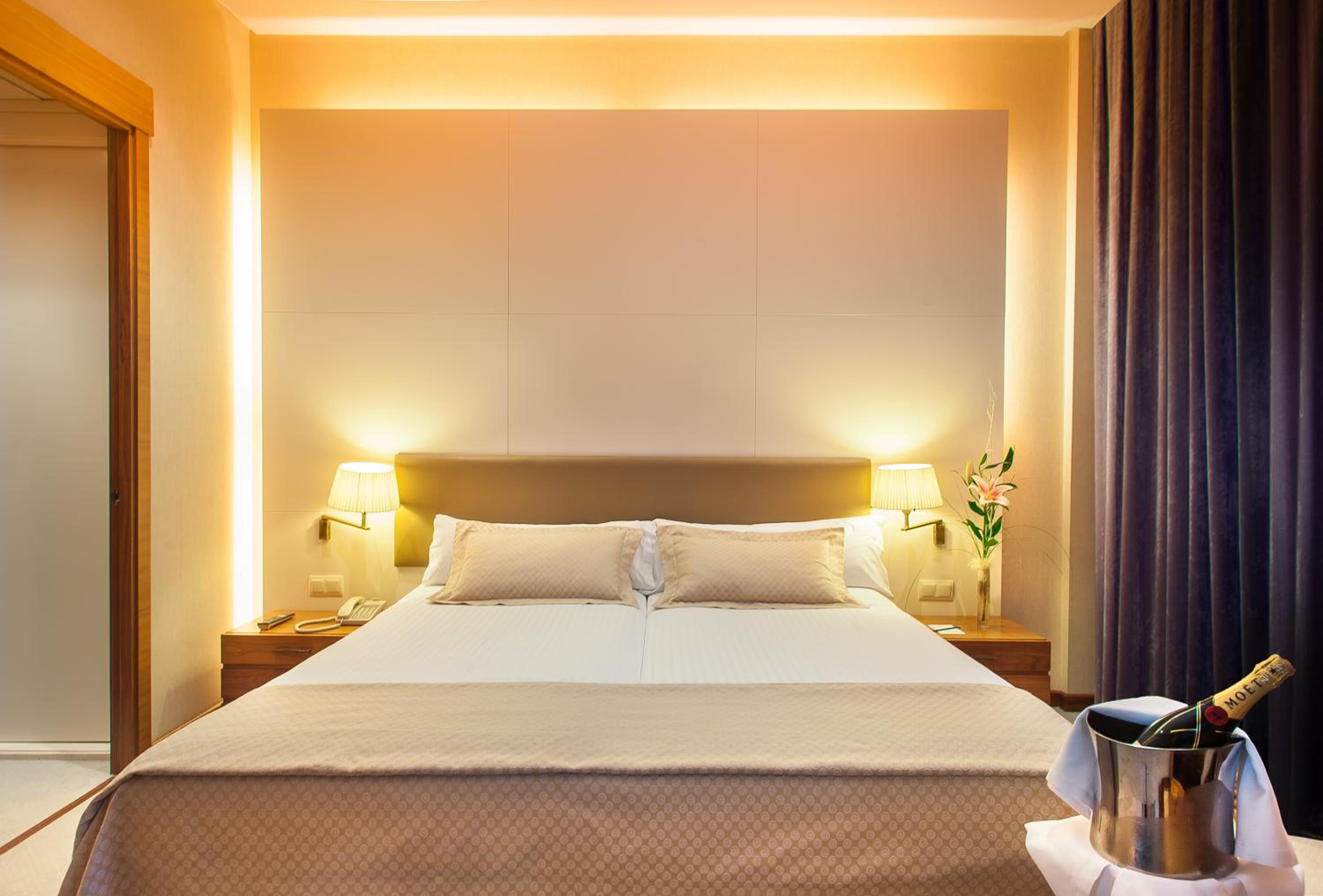 Double or Twin Room thumbnail 6