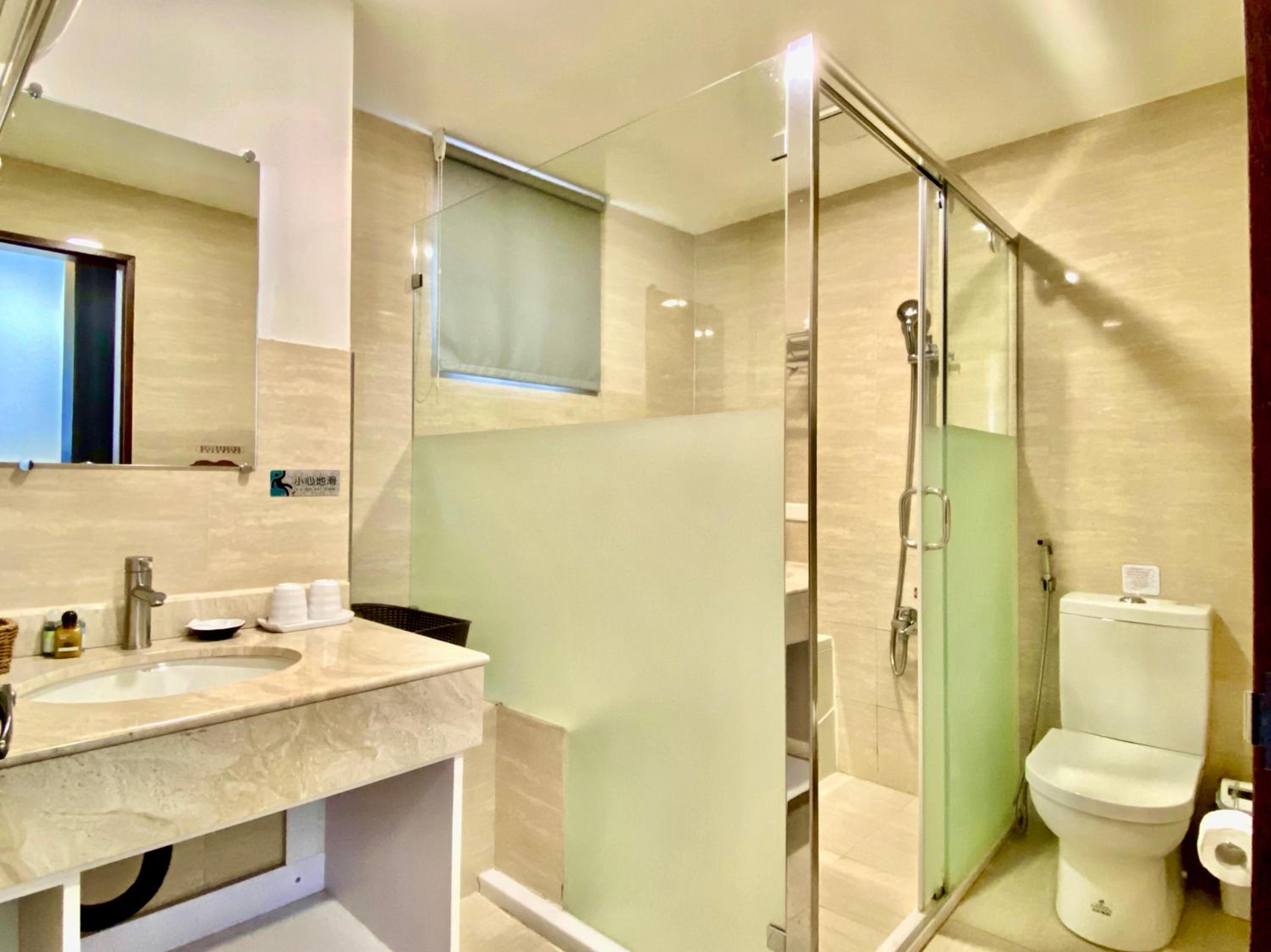 Quadruple Room with Lake View - Lower Floor photo 3