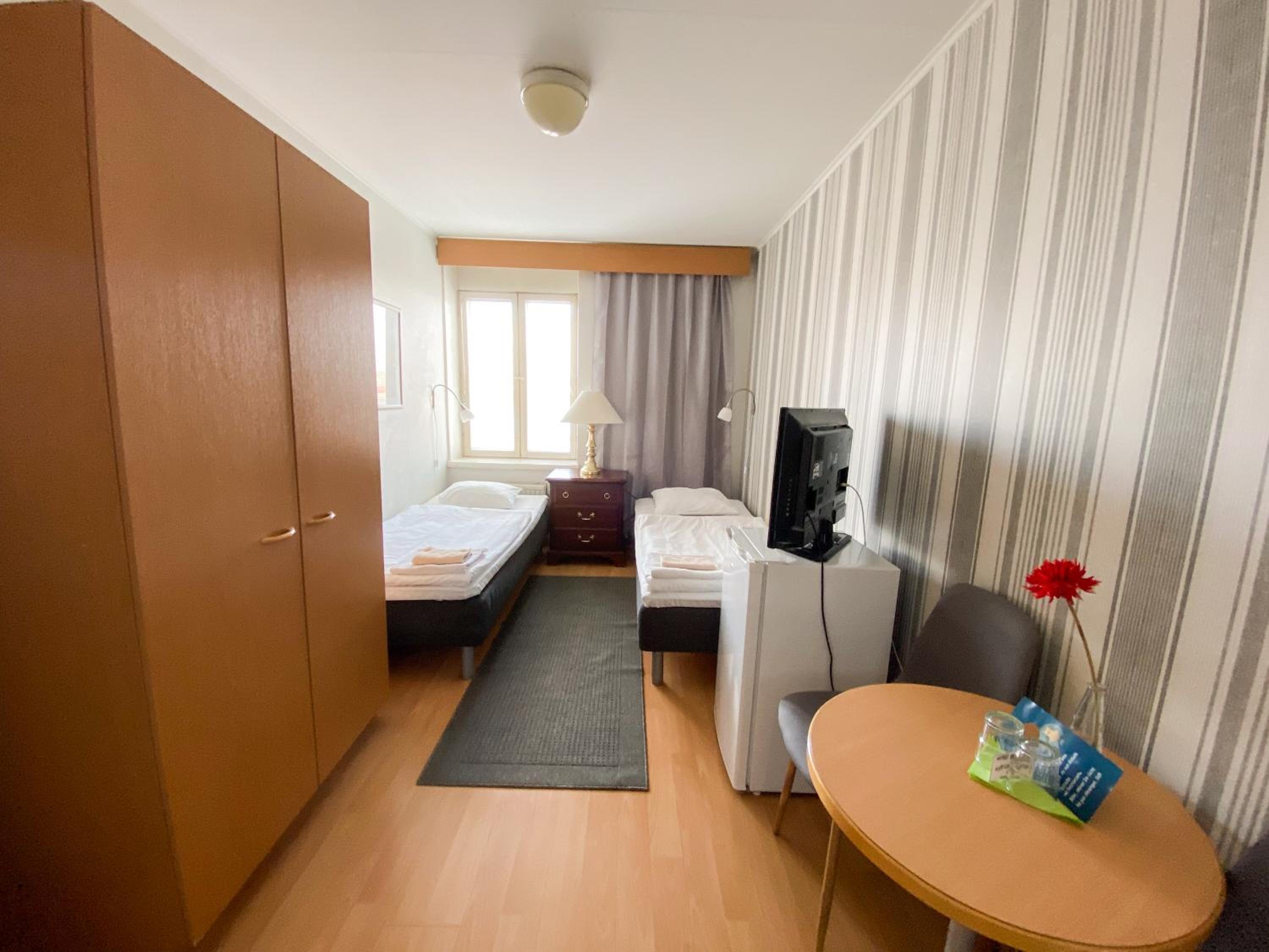 Small Twin Room - Photo 8