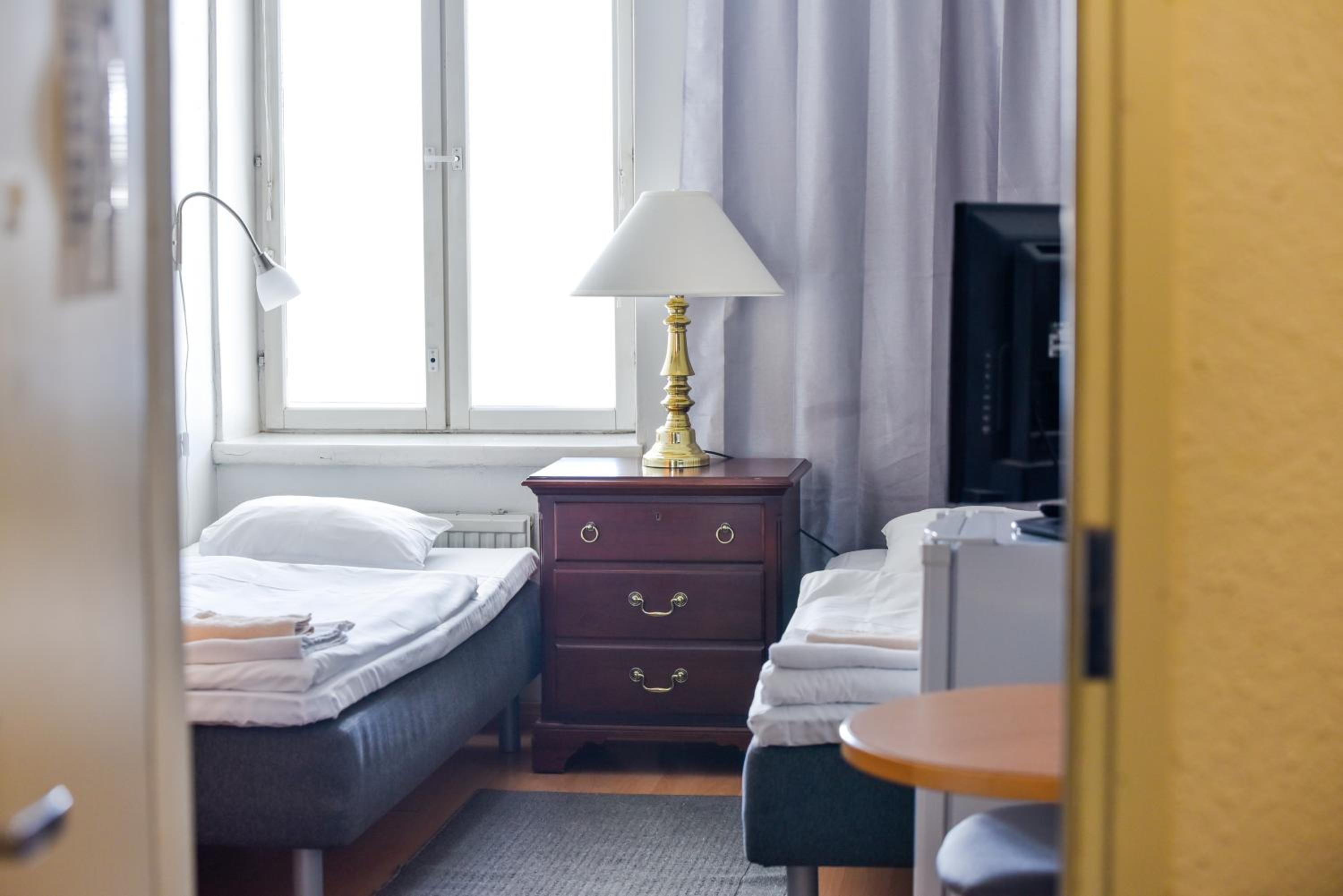 Small Twin Room - Photo 9