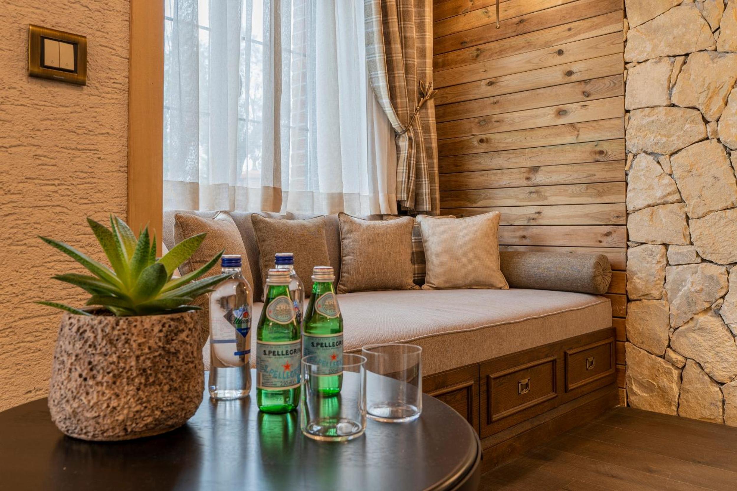 Deluxe King Room - Photo 4