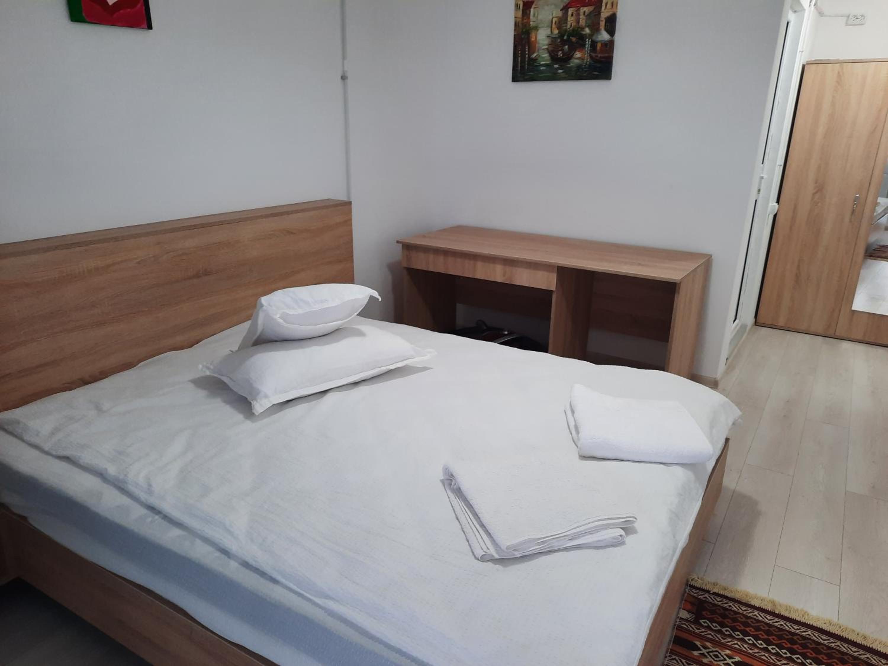 Queen Room with Pool View - Photo 10