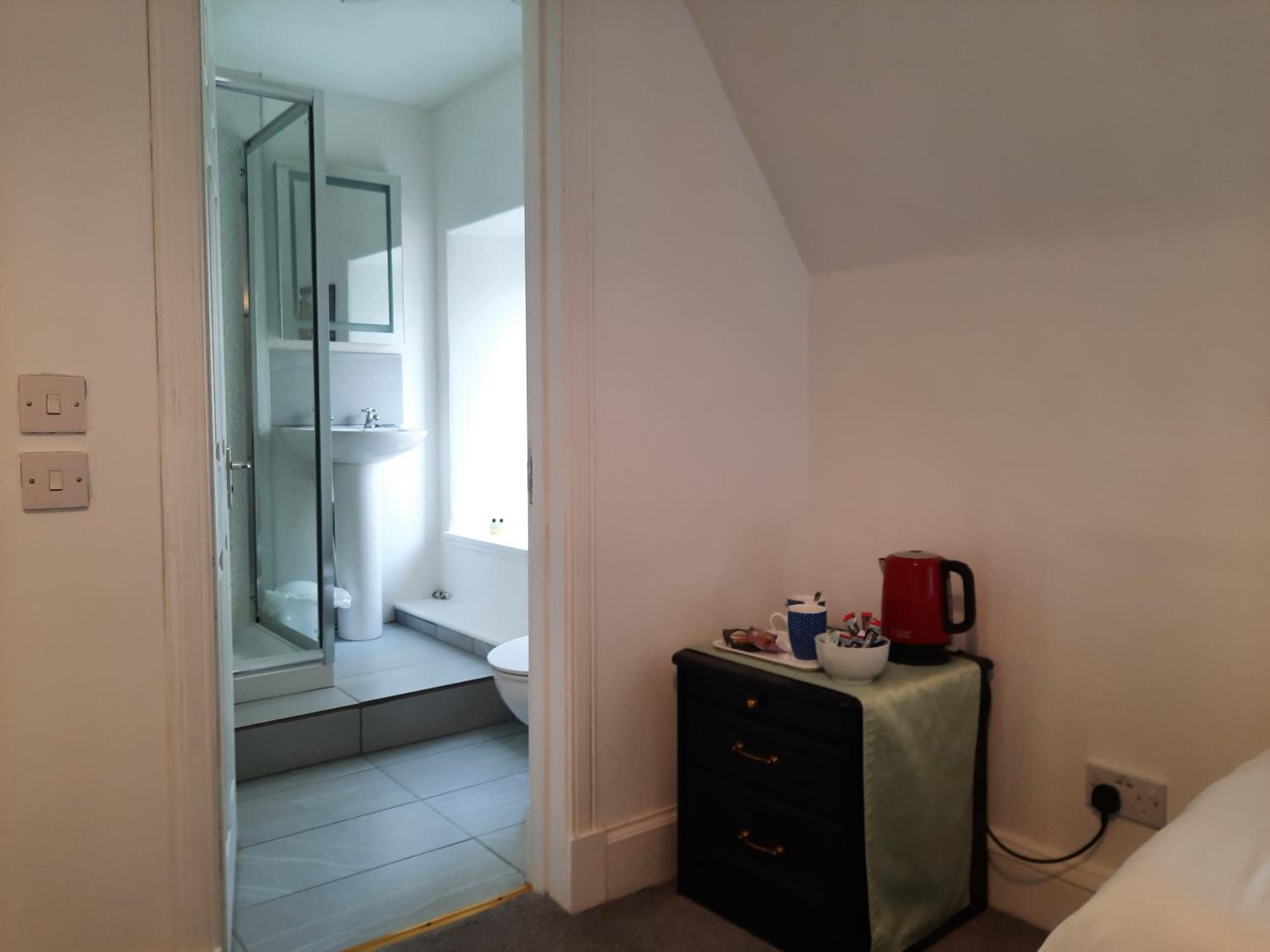 Twin Room with Private Bathroom - Photo 2