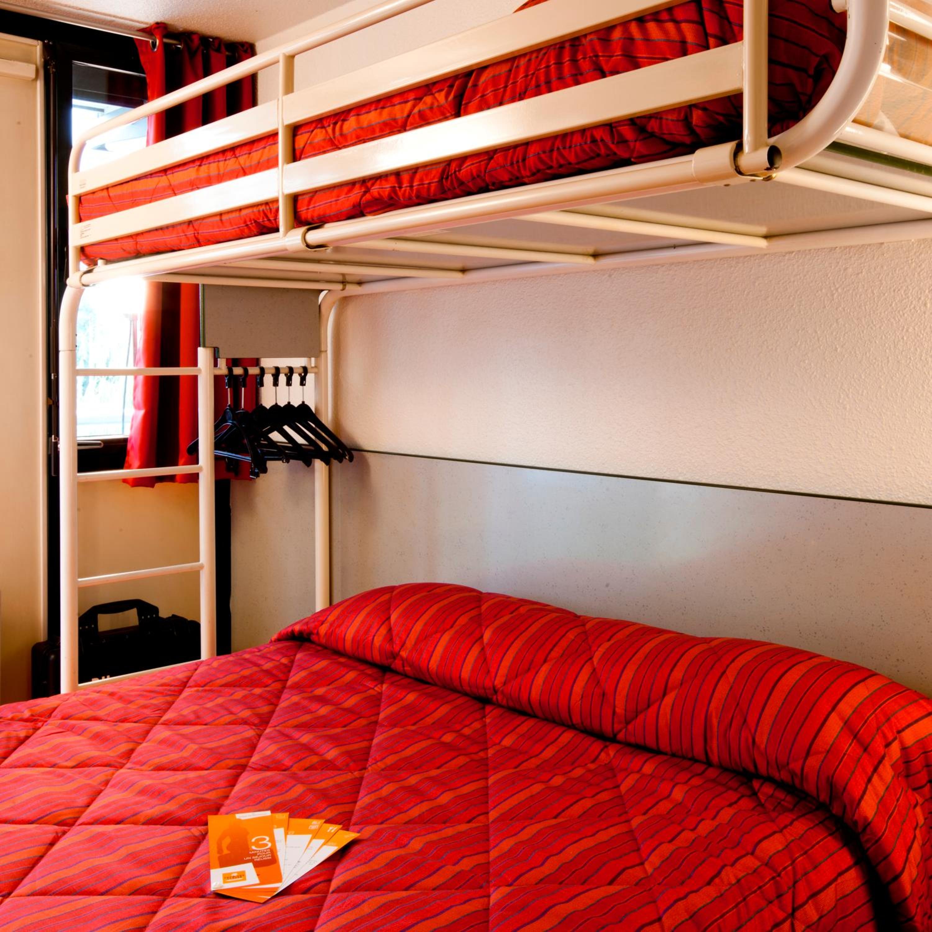 Triple Room (1 Double Bed + 1 Single Bed) photo 1