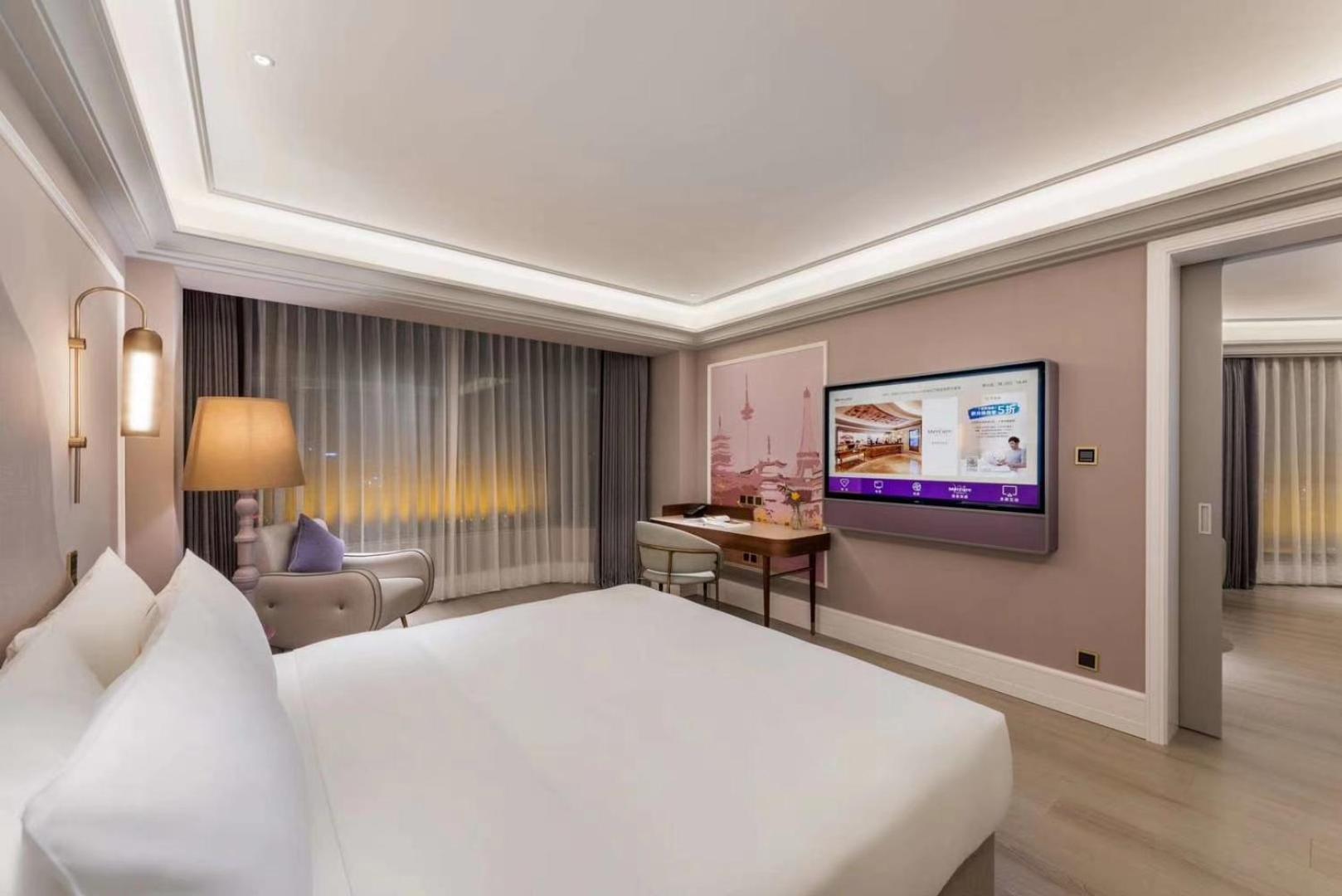 Deluxe King Room - Photo 3