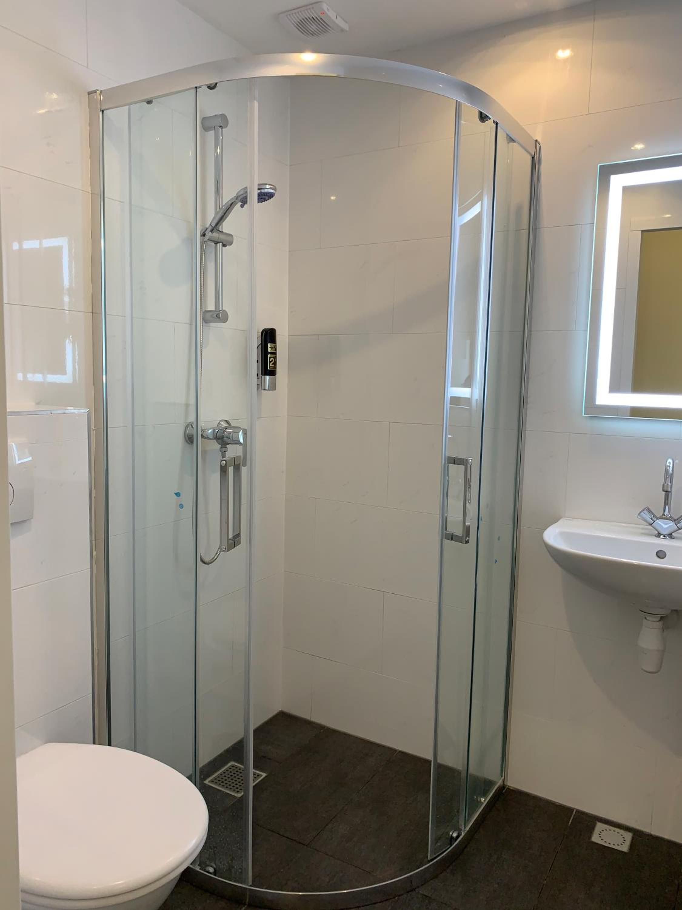 Budget Quadruple Room with Private Bathroom photo 2
