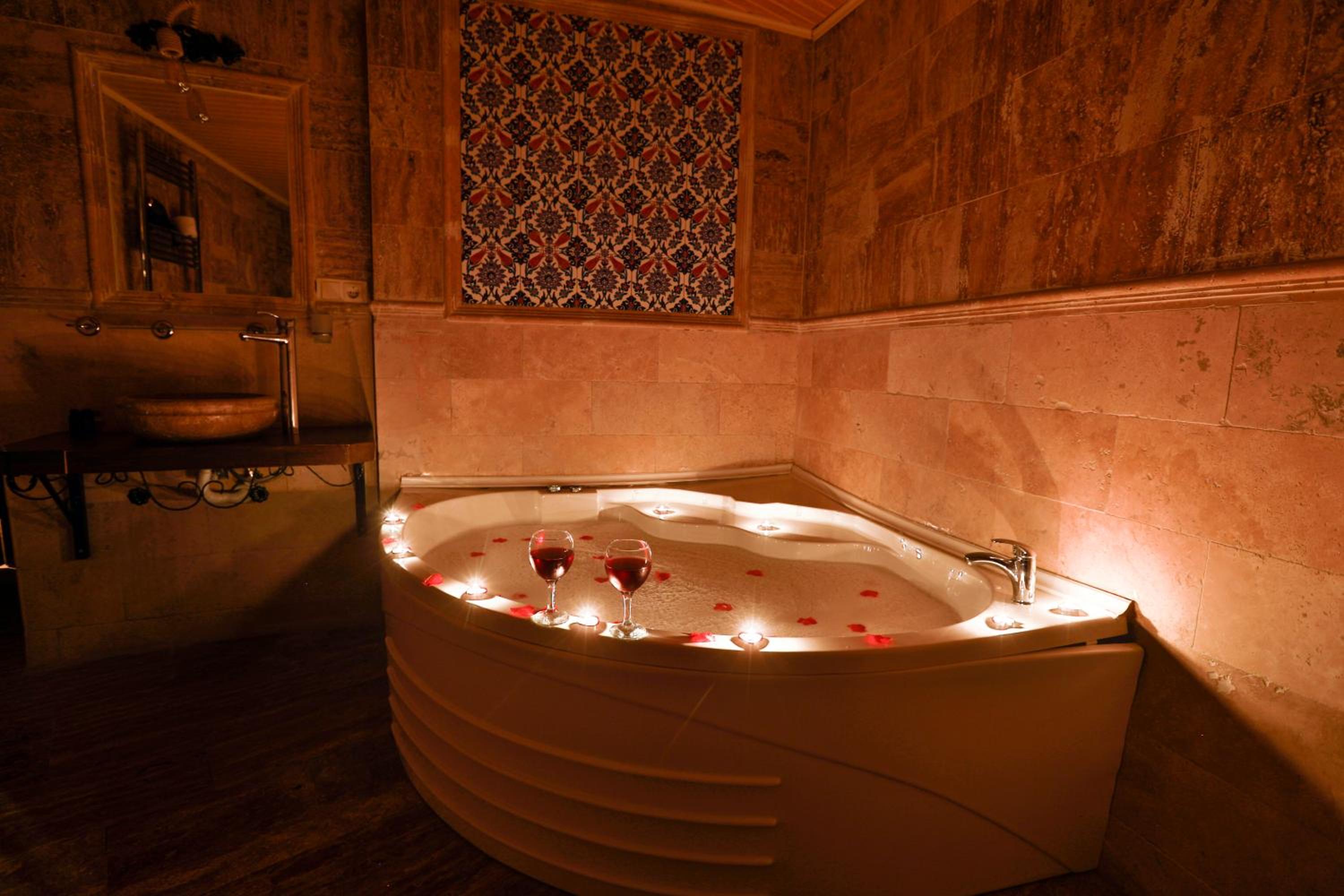 King Room with Spa Bath - Photo 3