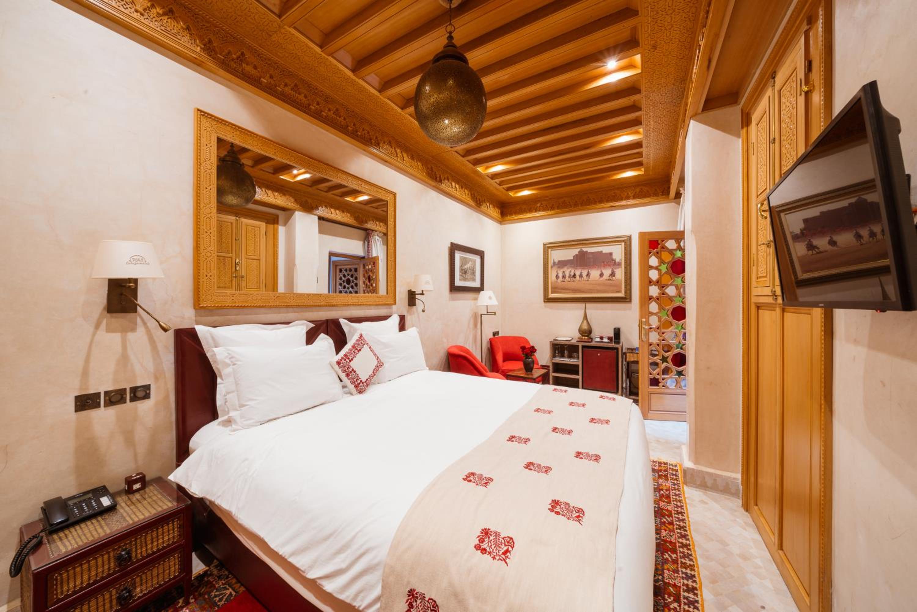 Deluxe Room - Photo 11