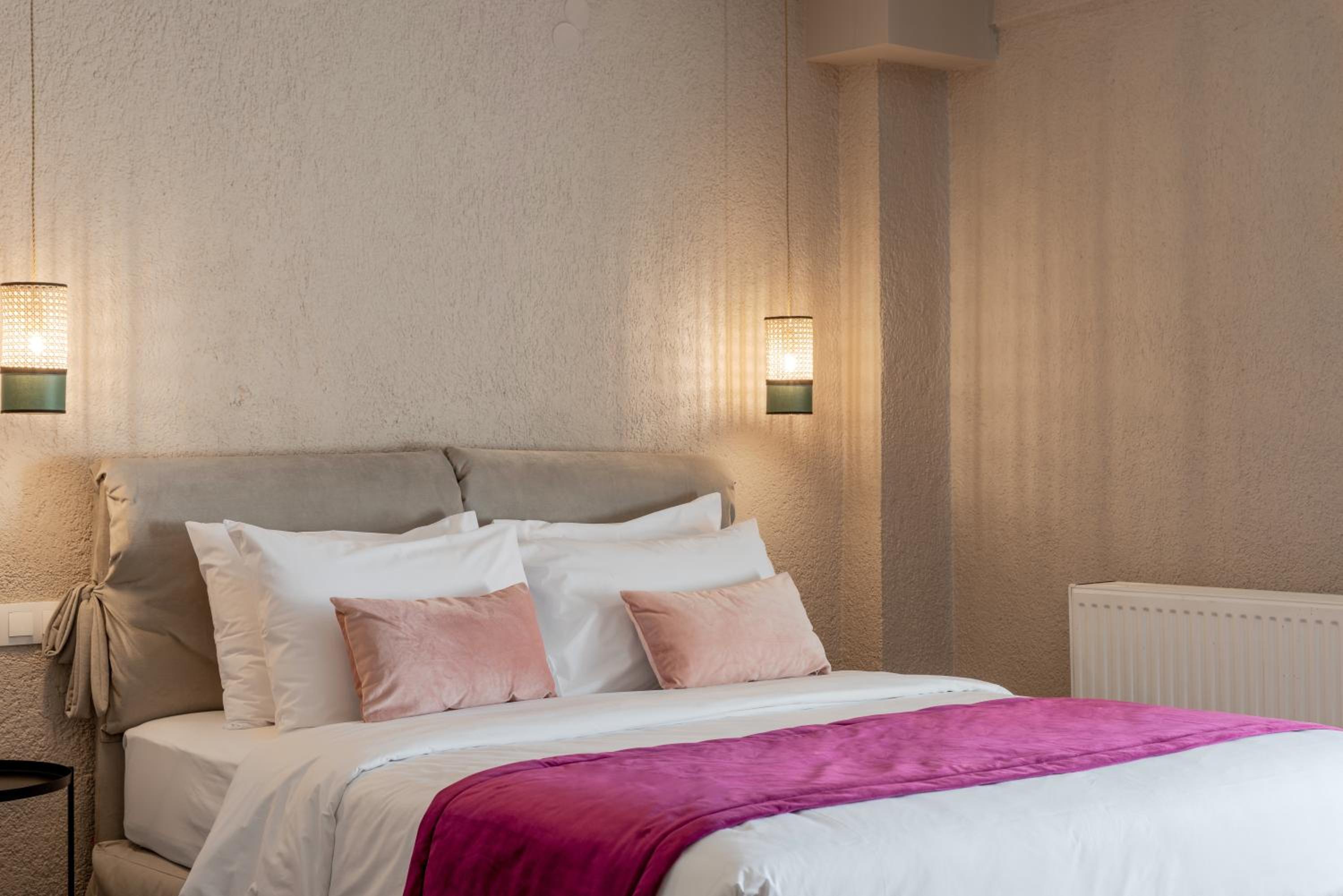 Deluxe Double Room with Balcony - Photo 17