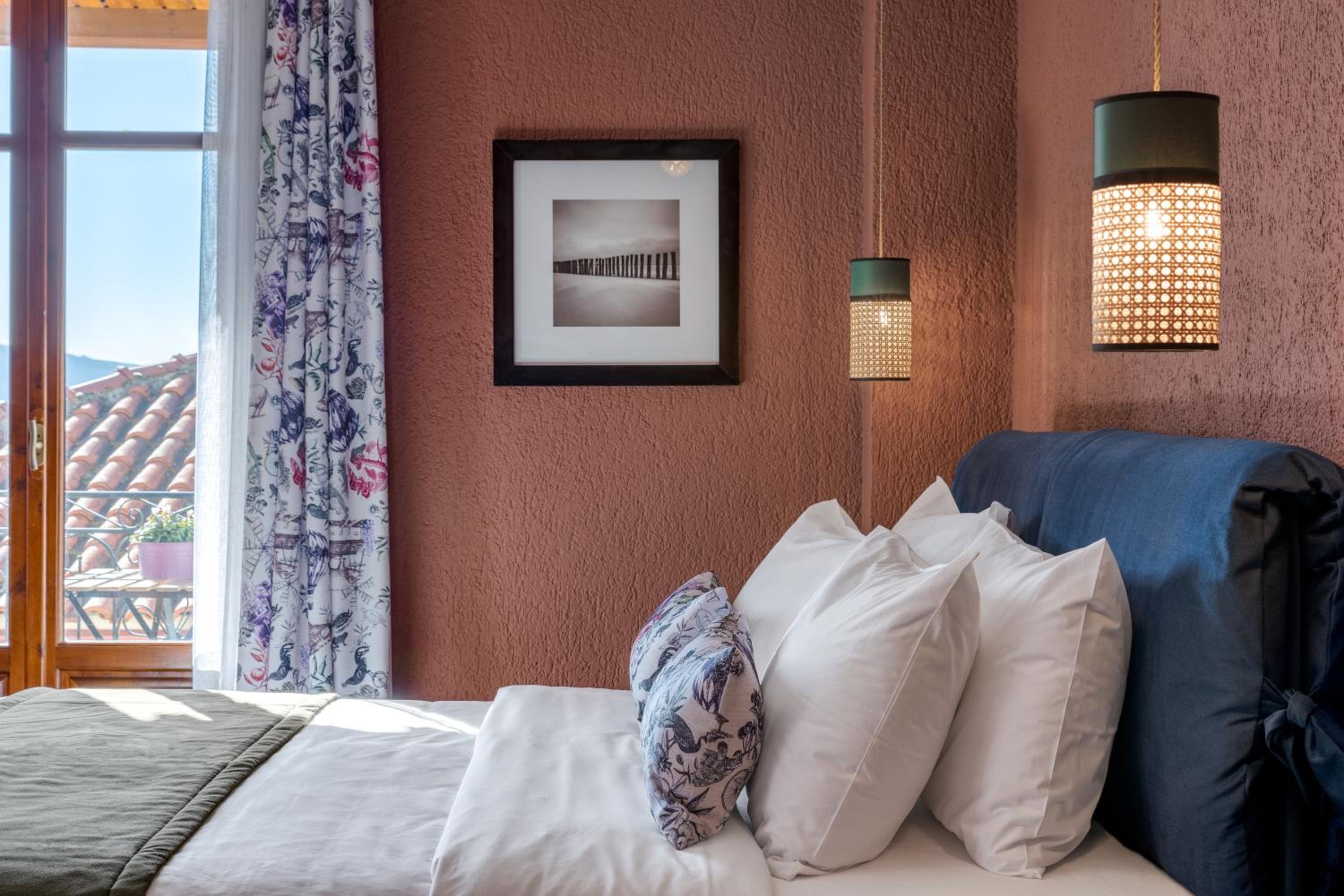 Deluxe Double Room with Balcony - Photo 11