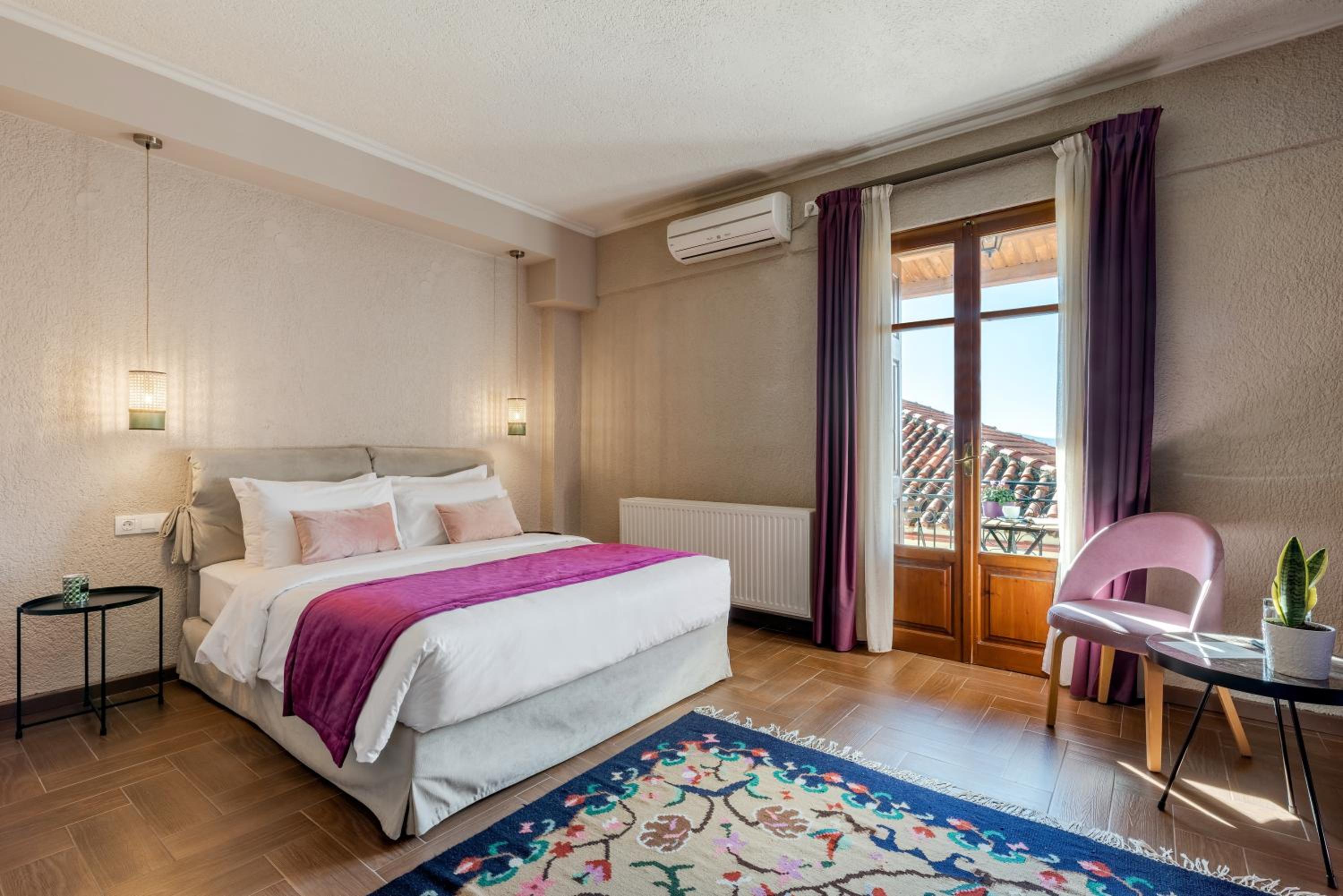Deluxe Double Room with Balcony - Photo 16