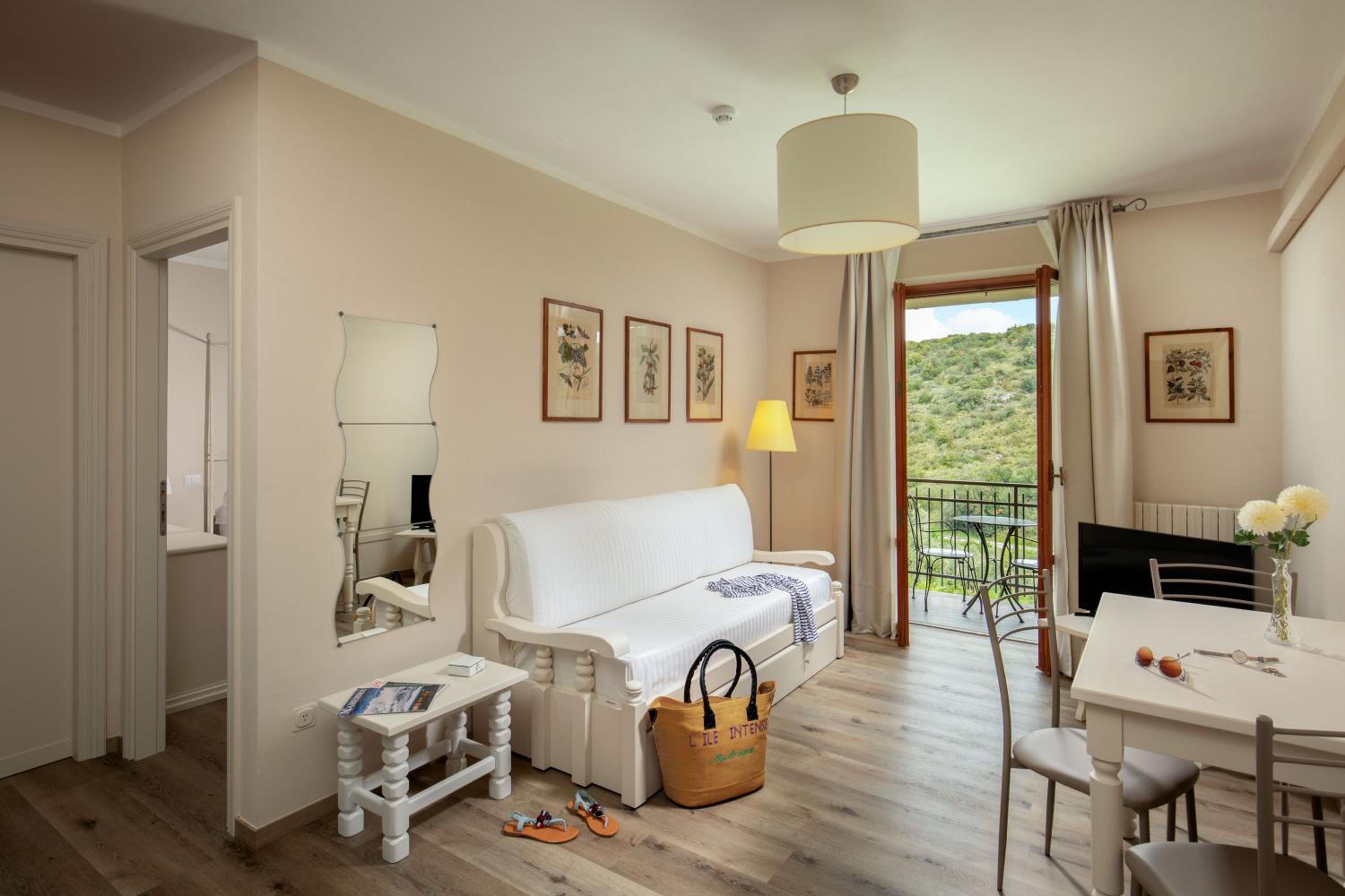 Deluxe Double Room with Balcony photo 3