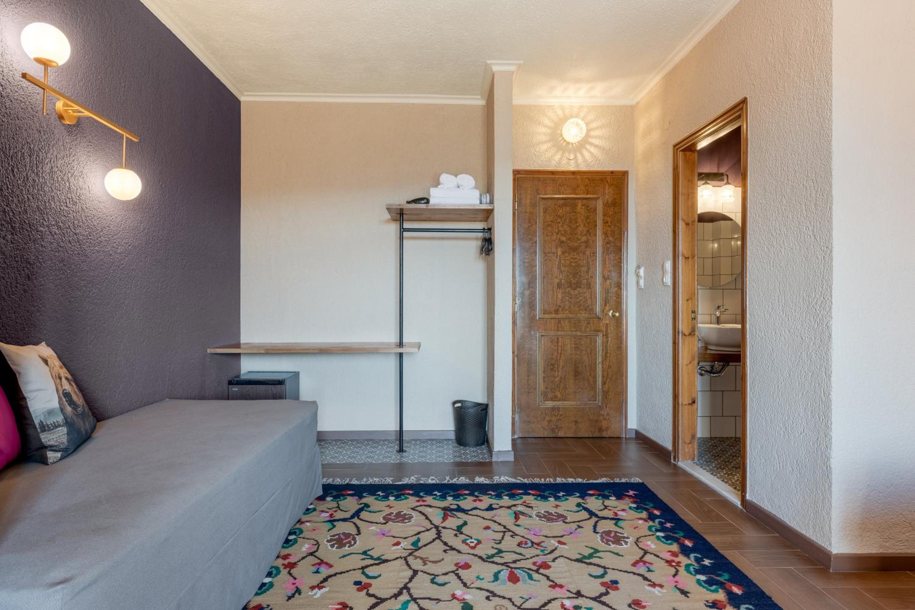 Deluxe Double Room with Balcony - Photo 14