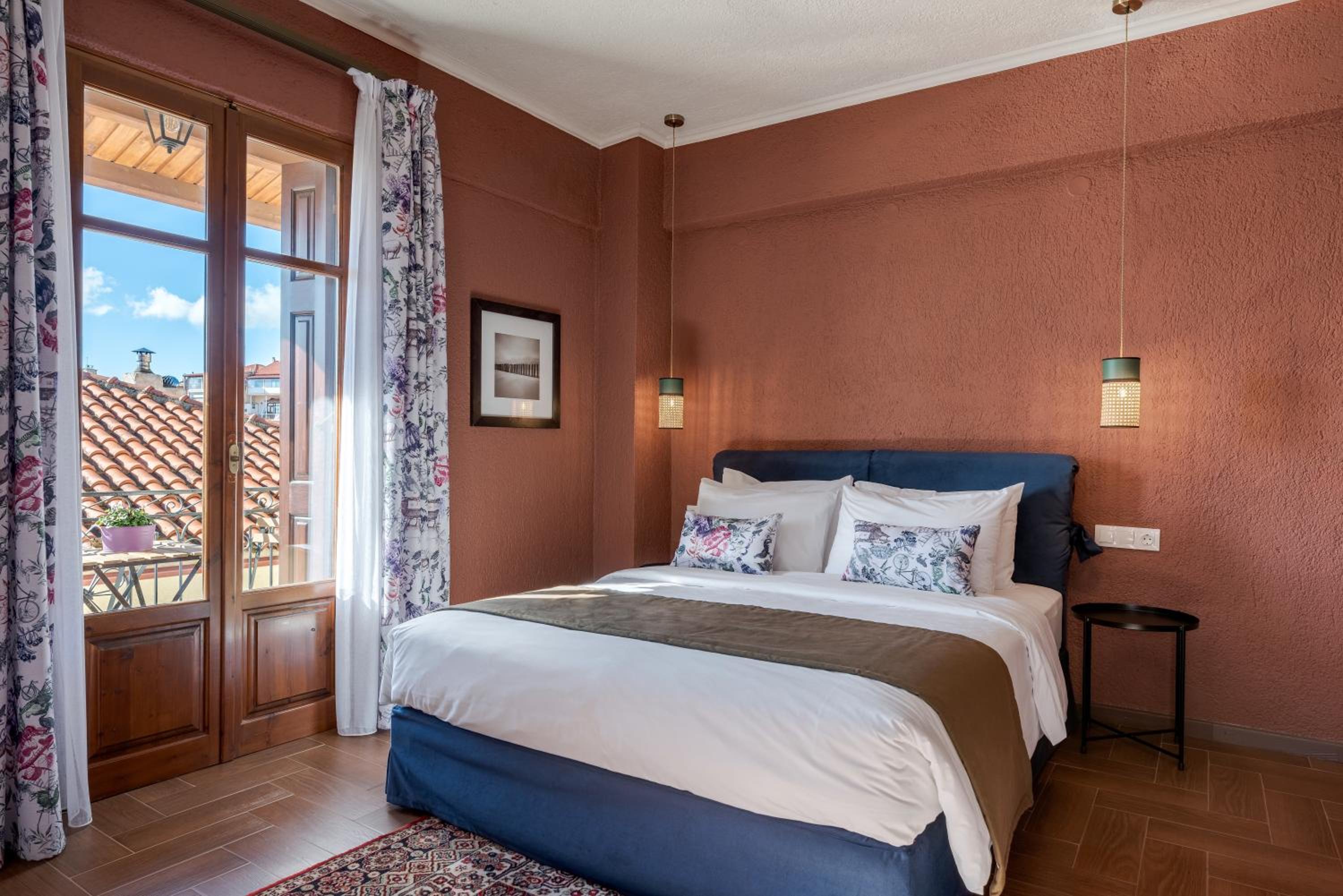 Deluxe Double Room with Balcony - Photo 10
