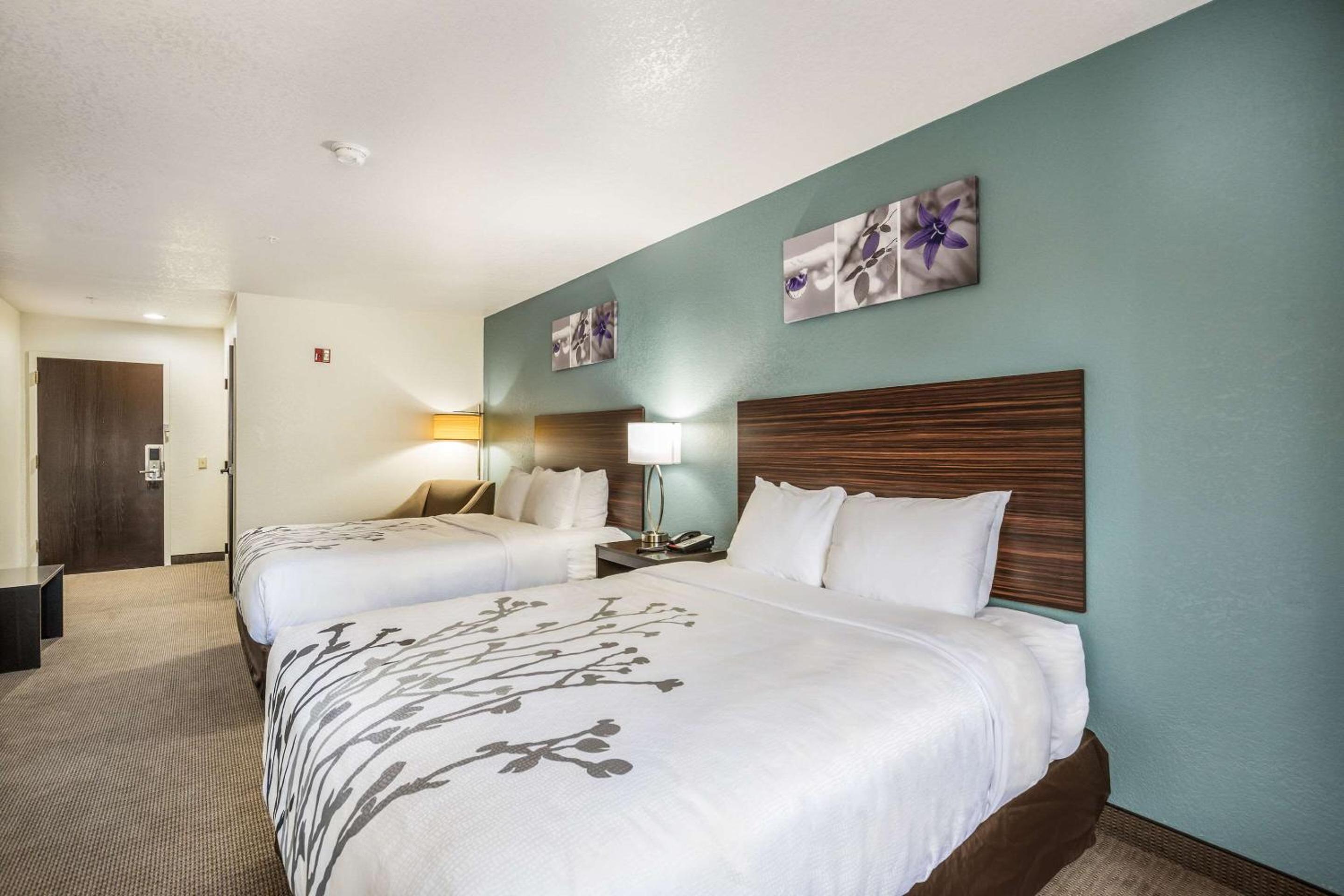 Standard Queen Room with Two Queen Beds - Non Smoking  - Photo 14