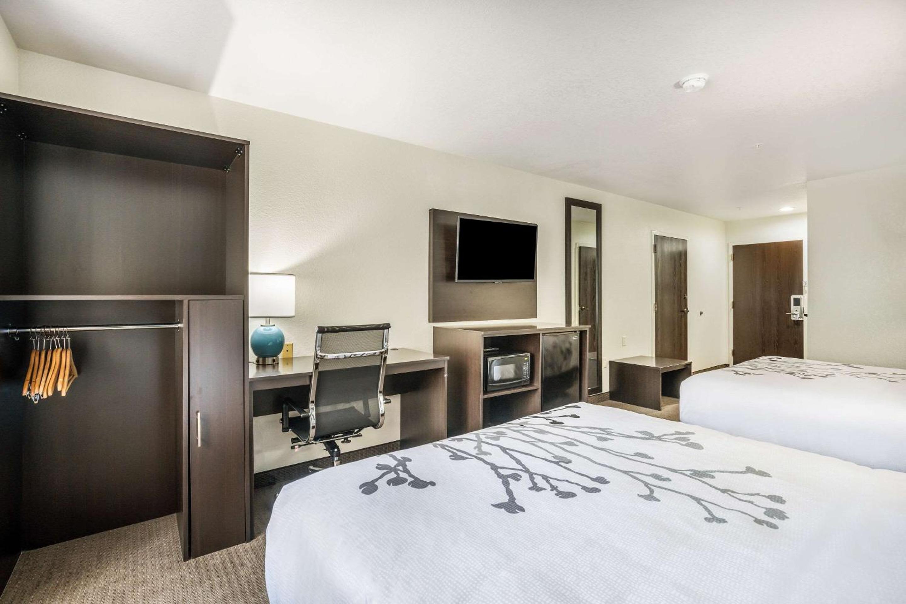 Standard Queen Room with Two Queen Beds - Non Smoking  - Photo 13