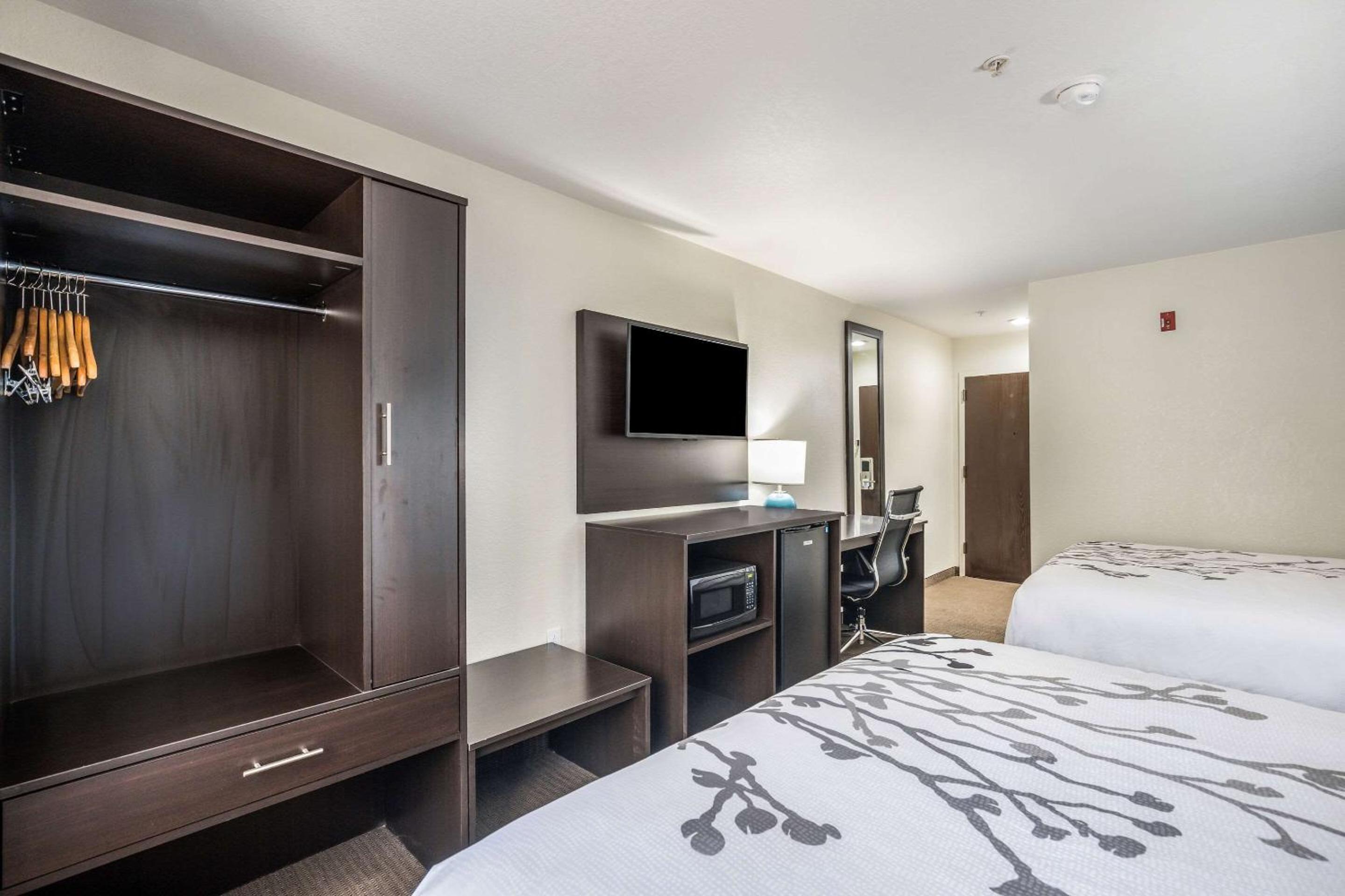 Standard Queen Room with Two Queen Beds - Non Smoking  - Photo 5