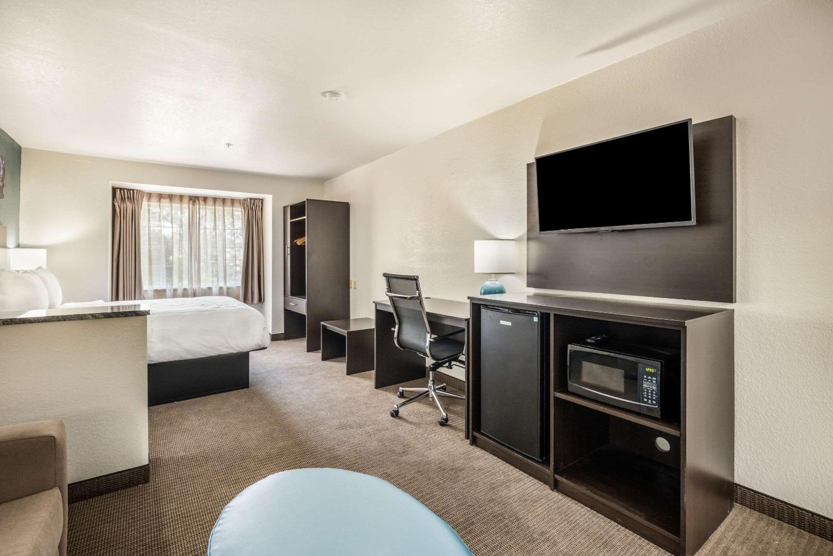 Queen Suite with Sofabed - Non Smoking - Photo 3
