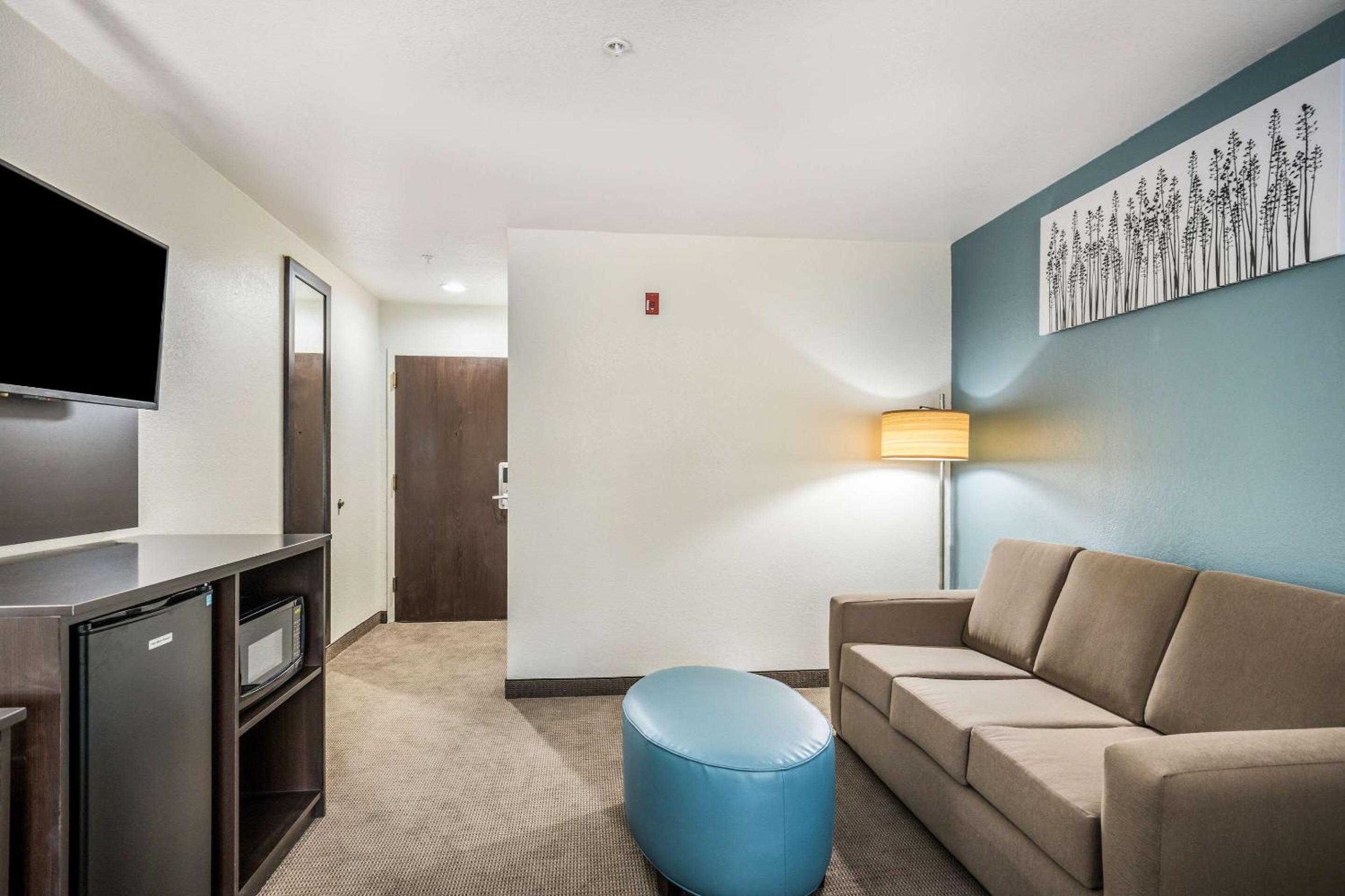 Queen Suite with Sofabed - Non Smoking - Photo 2