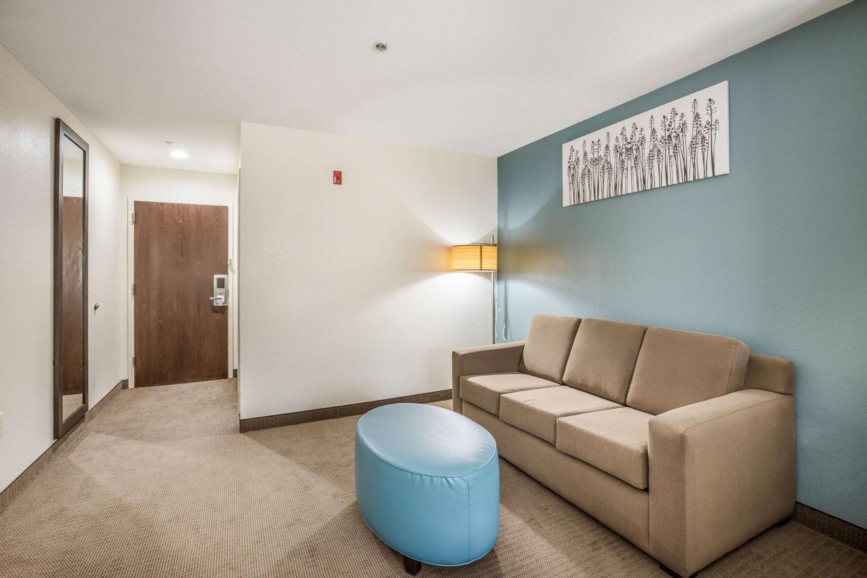 Queen Suite with Sofabed - Non Smoking - Photo 11
