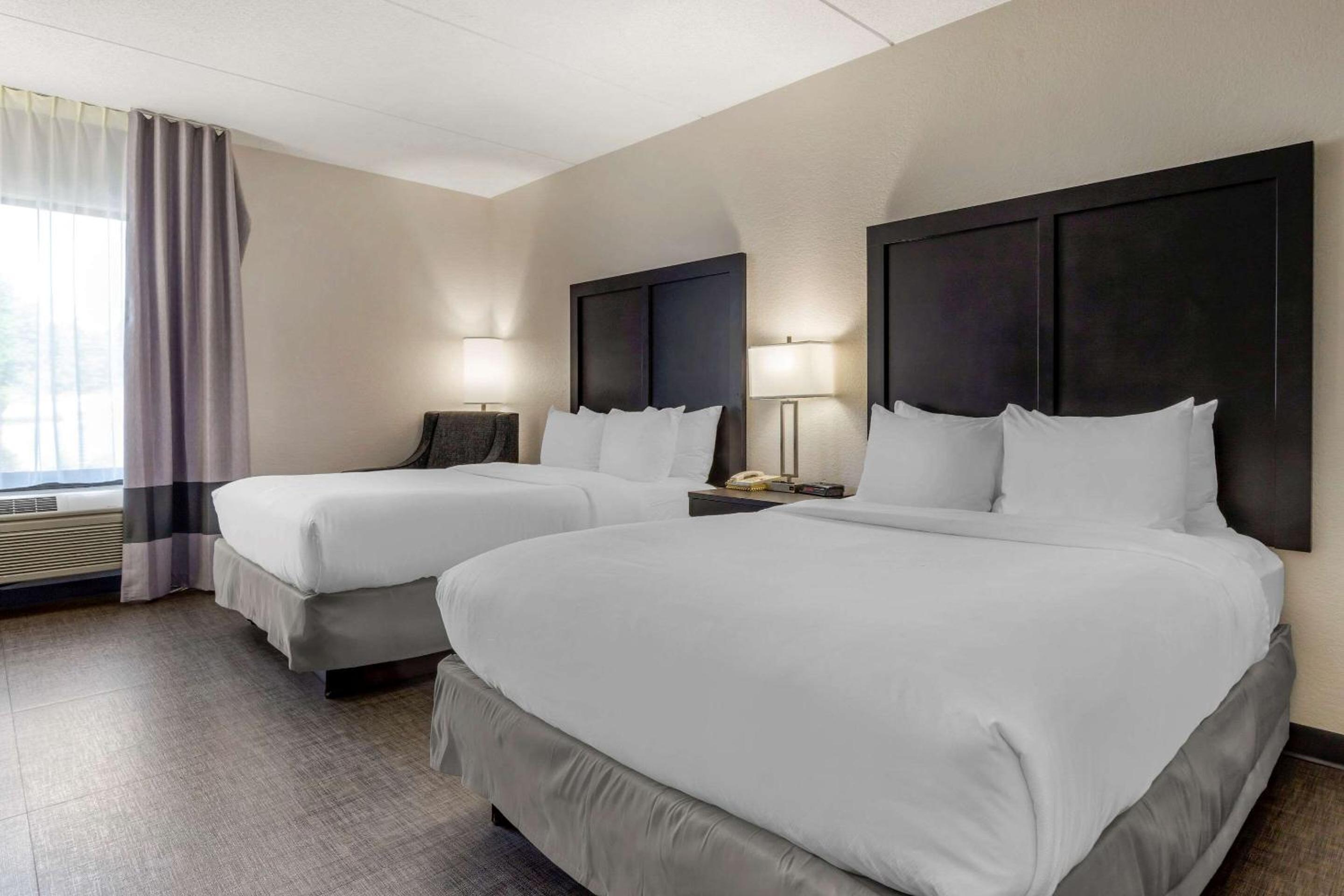Standard Queen Room with Two Queen Beds - Non-Smoking - Photo 2